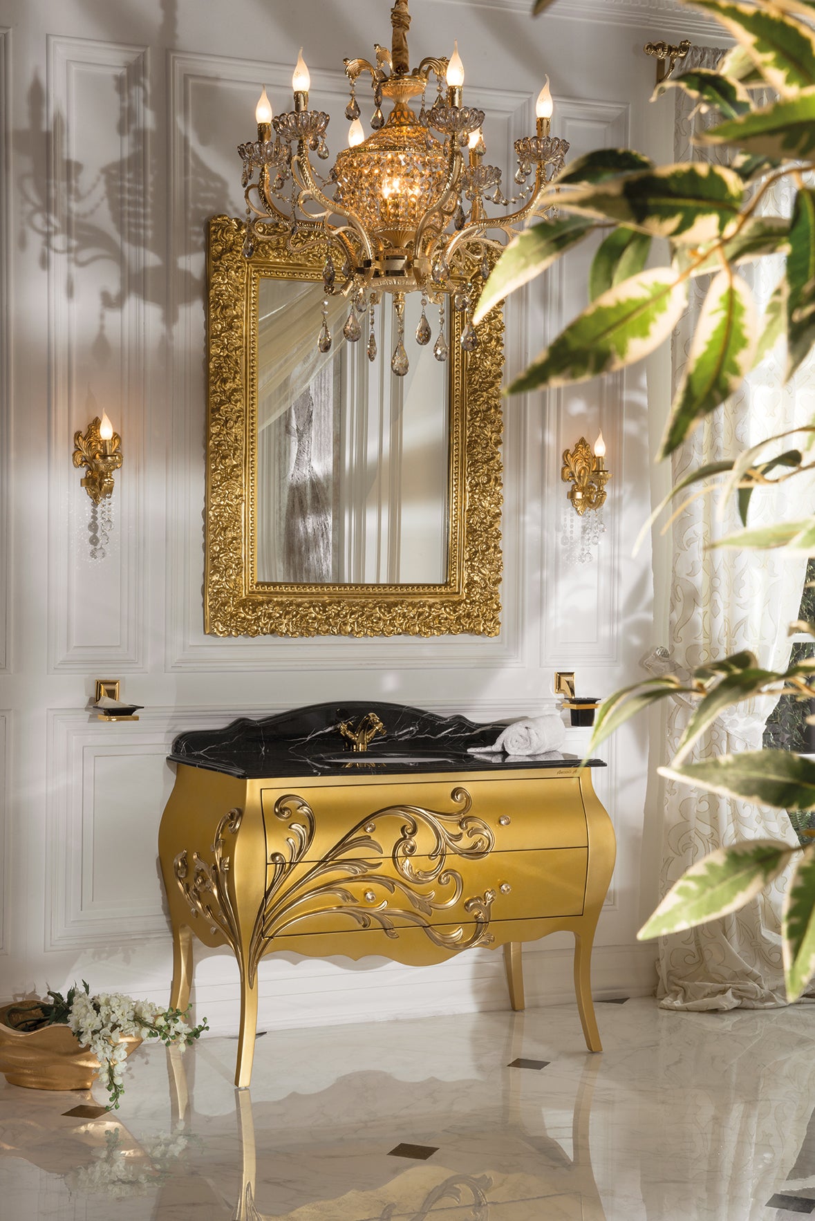 Das extravagante Badmöbelset Andante mit goldenem Waschtisch, Waschbecken, schwarzer Marmorplatte und großem goldenem Spiegel ist jetzt exklusiv erhältlich bei Tiamont. Ein ausgefallenes Badmöbelset in Gold. Luxus Badezimmer finden Sie hier.