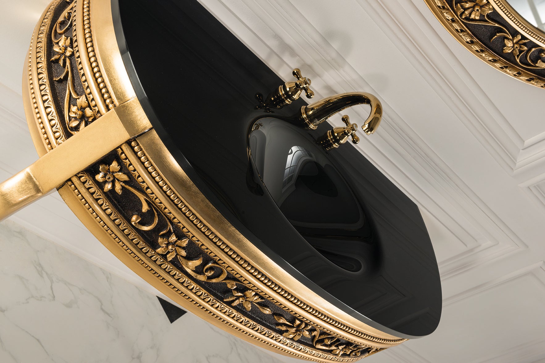 Classico - Ein extravagantes Badmöbelset mit Spiegel und partiell aufgetragener schwarzer Patina, goldenem Waschbecken (auch mit Marmorplatte), dem Waschtisch in Schwarz Gold und einer edlen schwarzen Glasplatte. Das Luxus-Badmöbelset mit schwarzem Waschbecken gibt es jetzt bei Tiamont und nur auf Anfrage.