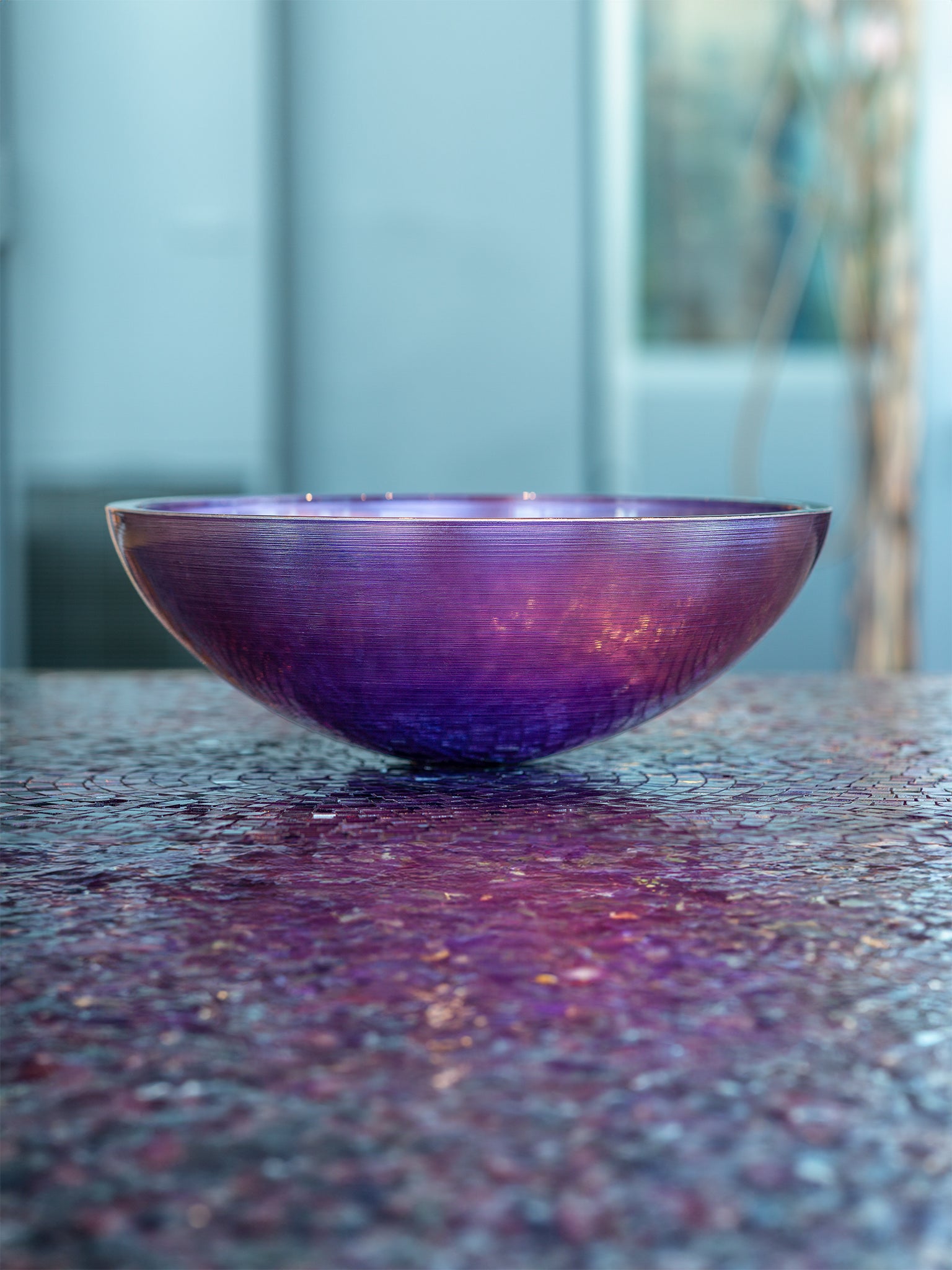 Aufsatzwaschbecken aus Glas, rund und in Lila. Ein perfektes Design-Waschbecken mit Rillentextur. Aus italienischer Handwerkskunst entsteht dieses funkelnde Glaswaschbecken und verleiht Ihrem Bad einen ganz besonderen Glanz. Jetzt im Tiamont Shop.