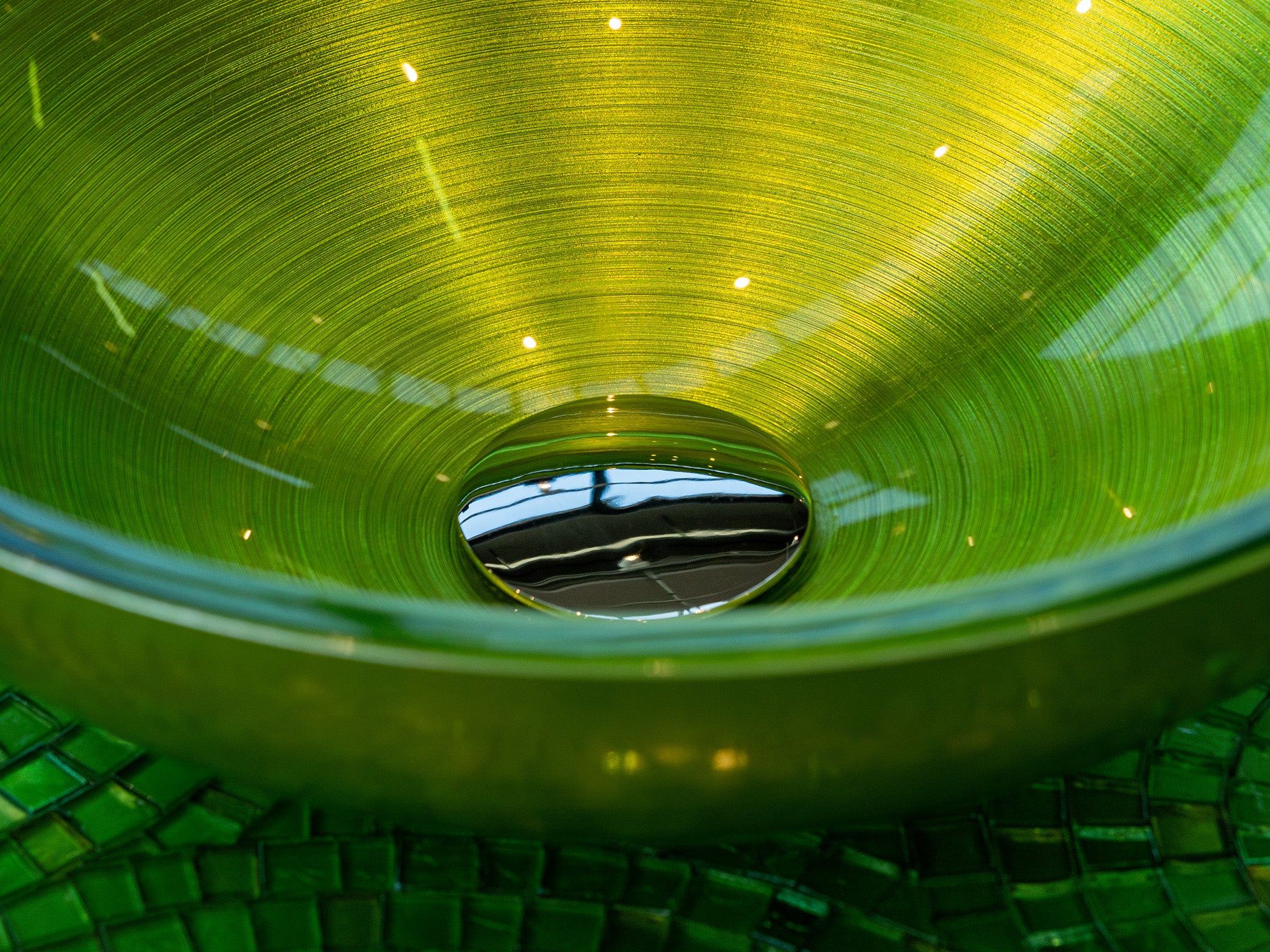 Aufsatzwaschbecken aus Glas, rund und in Grün. Ein perfektes Design-Waschbecken mit feiner Rillentextur. Aus italienischer Handwerkskunst entsteht dieses funkelnde Glaswaschbecken und verleiht Ihrem Bad einen ganz besonderen Glanz. Jetzt im Tiamont Shop.