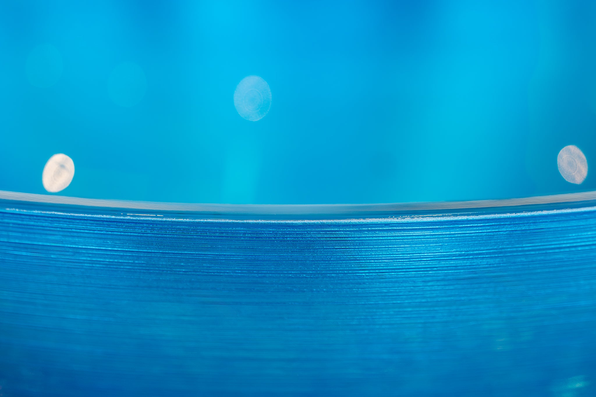 Doh Glaswaschbecken in Blau, Aufsatzwaschbecken, Designer-Stück aus italienischer Handarbeit.