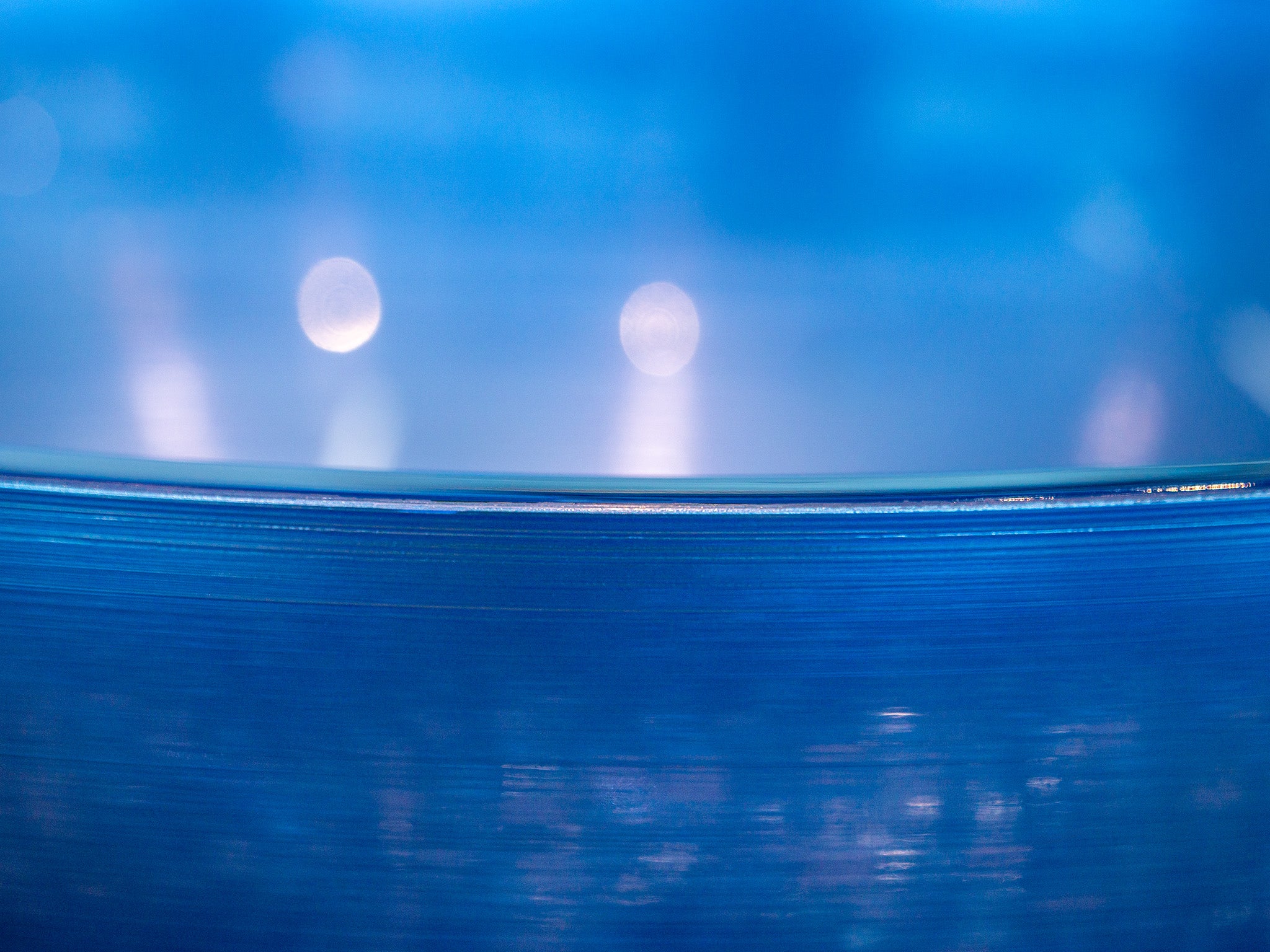 Aufsatzwaschbecken aus Glas, rund und in Blau. Ein perfektes Design-Waschbecken mit feiner Rillentextur. Aus italienischer Handwerkskunst entsteht dieses funkelnde farbige Glaswaschbecken - durchgestylt bis ins kleinste Detail. Jetzt im Tiamont Shop.