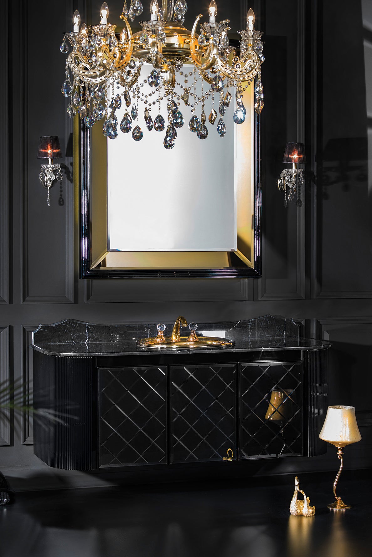 Extravagantes Badmöbelset mit schwarzem Waschbeckenunterschrank und goldenem Spiegel. Goldener Waschbecken mit Marmorplatte. Ein ausgefallenes Badmöbelset in Schwarz und Gold. Edle Badmöbel? Tiamont.