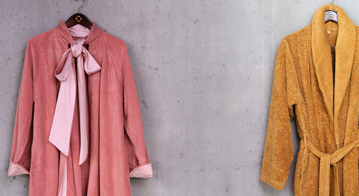 Elegant bathrobe for women in Egyptian Giza cotton, 400 g/m², in Powder Rosé. Now available from the Tiamont online boutique for refined bathroom furniture.