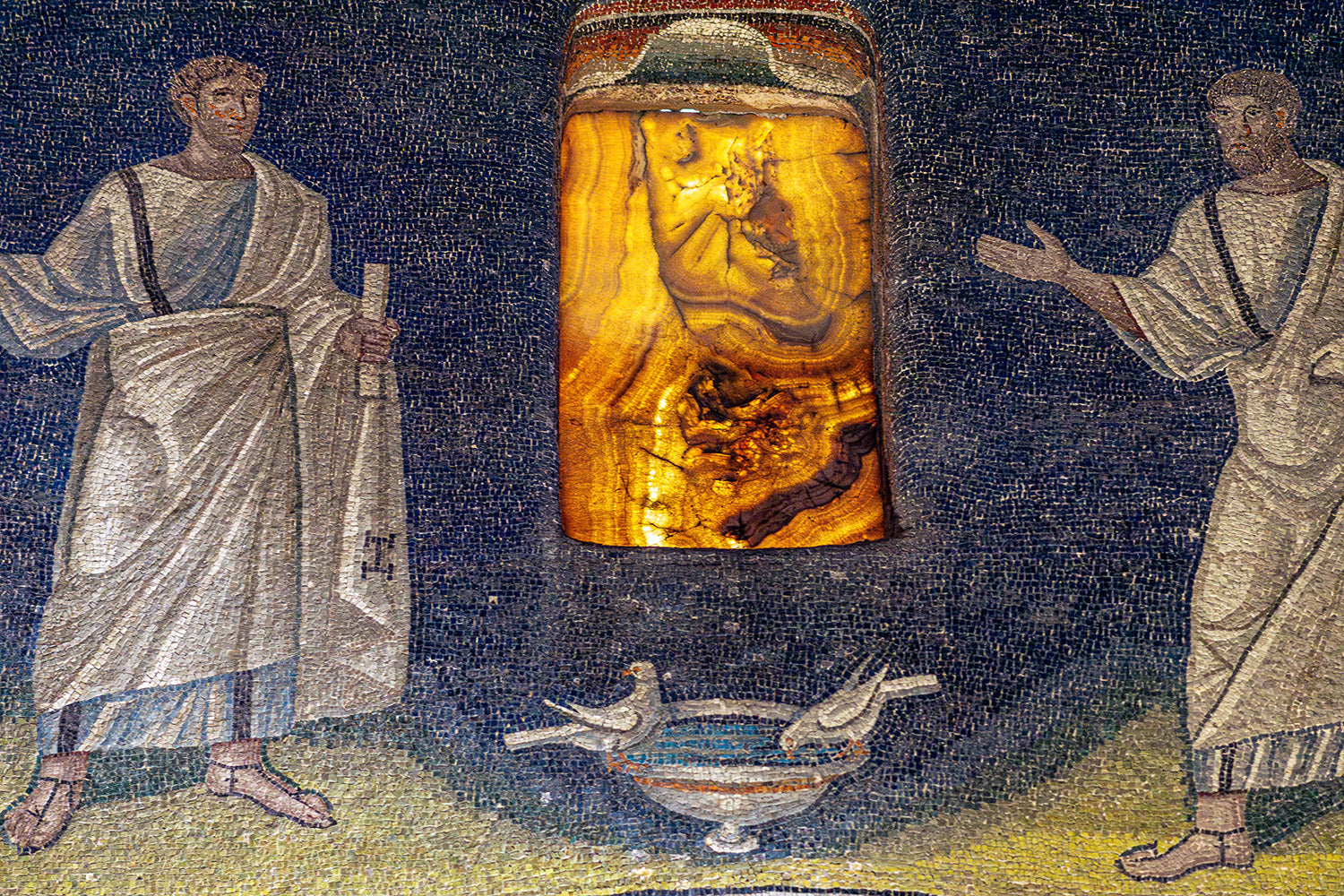 Ravenna - Welthauptstadt der Mosaike - Mosaikkunstwerk Kirche - Glaswaschbecken rund und bunt plus Mosaike von Sicis