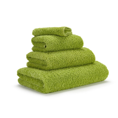 Super Pile Luxus Handtücher in Apple Green 165 aus Giza 70 Baumwolle – seitlich gestapelt