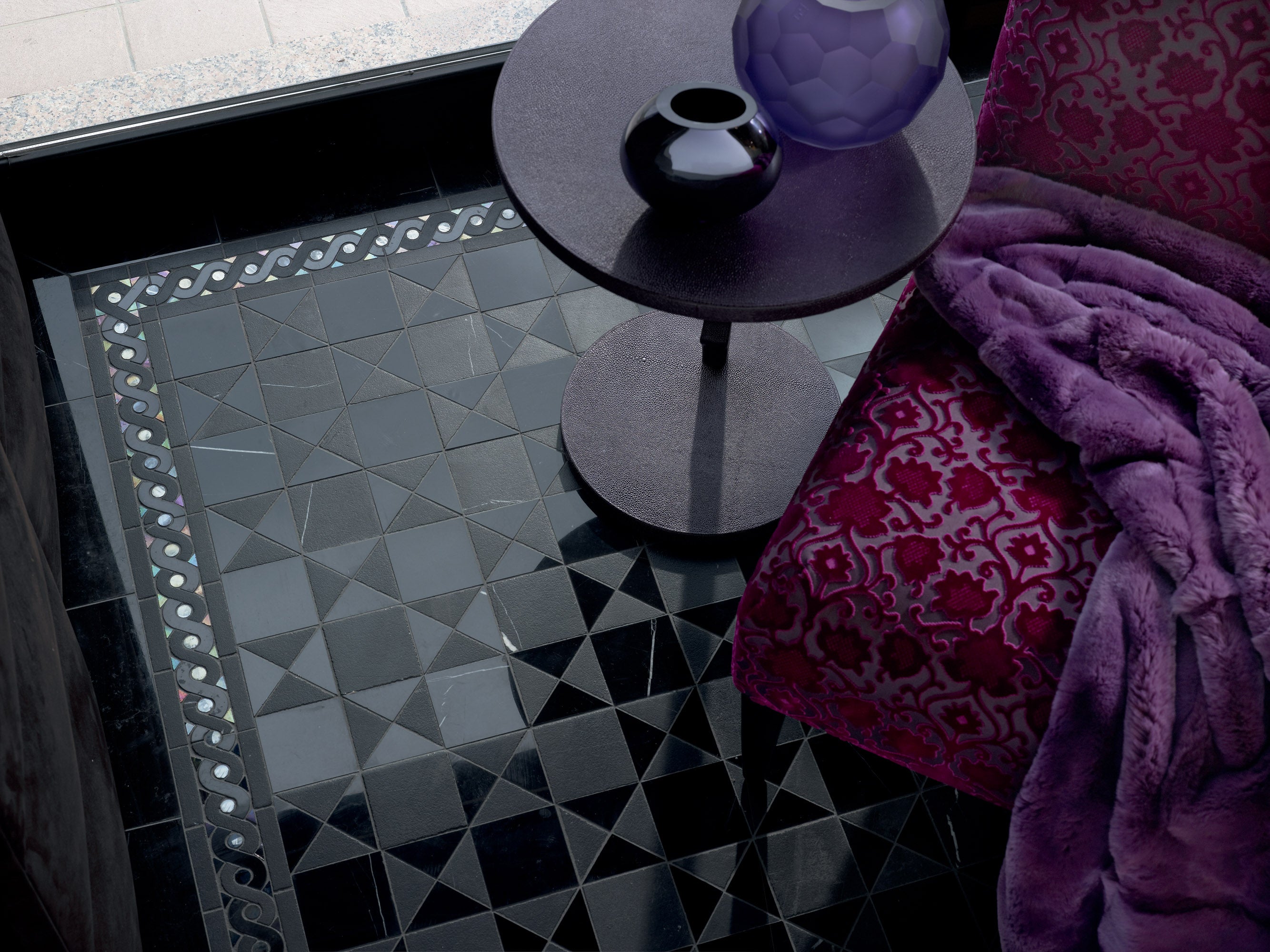 Die Cosmati-Kollektion von Sicis bestehend aus hochwertigen Marmorfliesen, die puren Luxus verkörpern. Jetzt Online bestellen im Tiamont Shop und Luxus Badezimmer gestalten mit extravagnten Badmöbel Sets und Fliesen