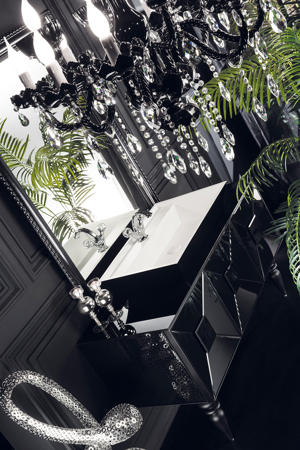 Eleganter Waschtisch (120 cm) mit Unterschrank und opulentem Spiegel. Das Badmöbel-Set in Schwarz mit Aufsatzwaschbecken. Ein ausgefallenes Badmöbelset. Edle Badmöbel? Tiamont.