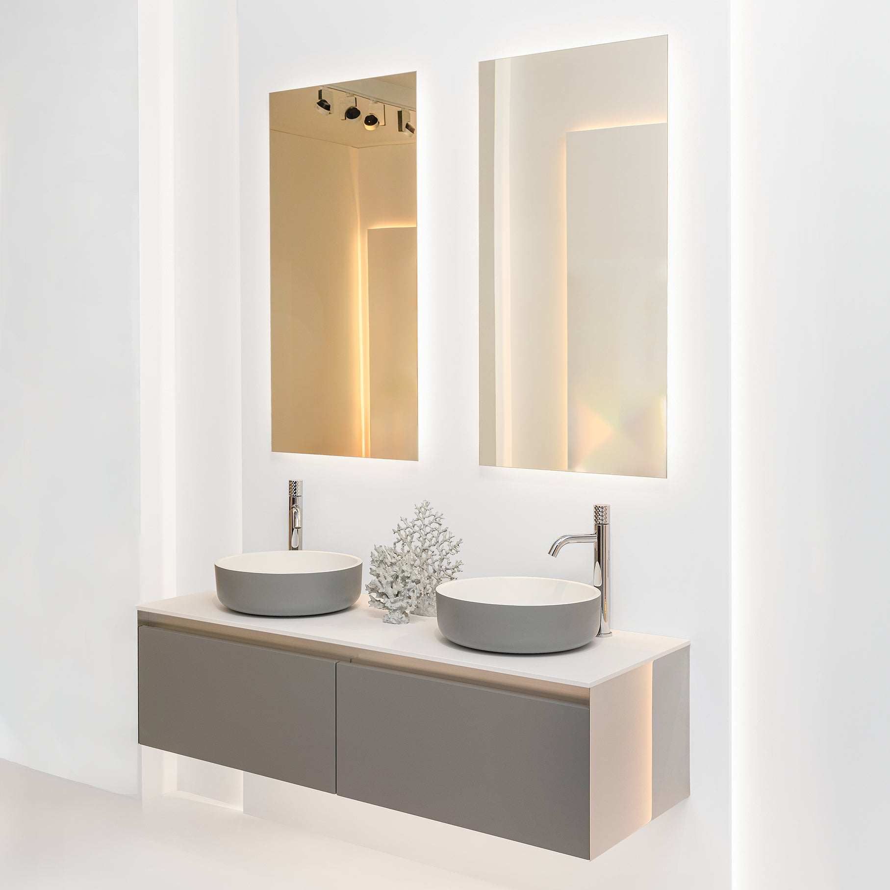 Design Badmöbel Set in Weiß Grau mit Doppelwaschbecken und Unterschrank, minimalistisch gestaltet. Moderner Waschtisch mit zwei beleuchteten Spiegeln. Erleben Sie unsere Badausstellung Online und bestellen Sie auf www.tiamont.de Ihre Traumbadmöbel. Dorato mit ovalem Aufsatzwaschbecken in Grau bis Manhatten Grau. Entdecken Sie auch moderne Waschbecken mit Unterschrank in Beige. 