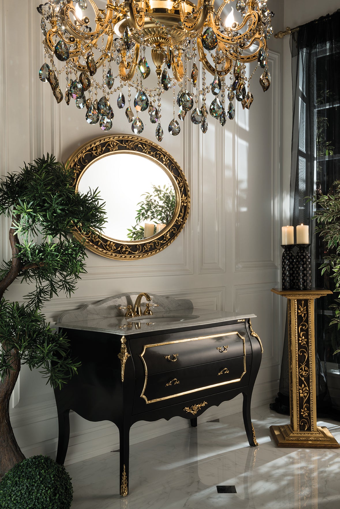 Ein Traum in Schwarz Gold: Edler Waschtisch mit Marmorplatte Waschbecken in der Ausführung Schwarz Gold, mit extravagantem Spiegel. Feinster Bianca Carrera Marmor und goldene Ornamente verzieren den Korpus aus Holz. Entdecken Sie jetzt das ausgefallene Badmöbelset Perla Nera in Schwarz und Gold. Edle Badmöbel? Tiamont.