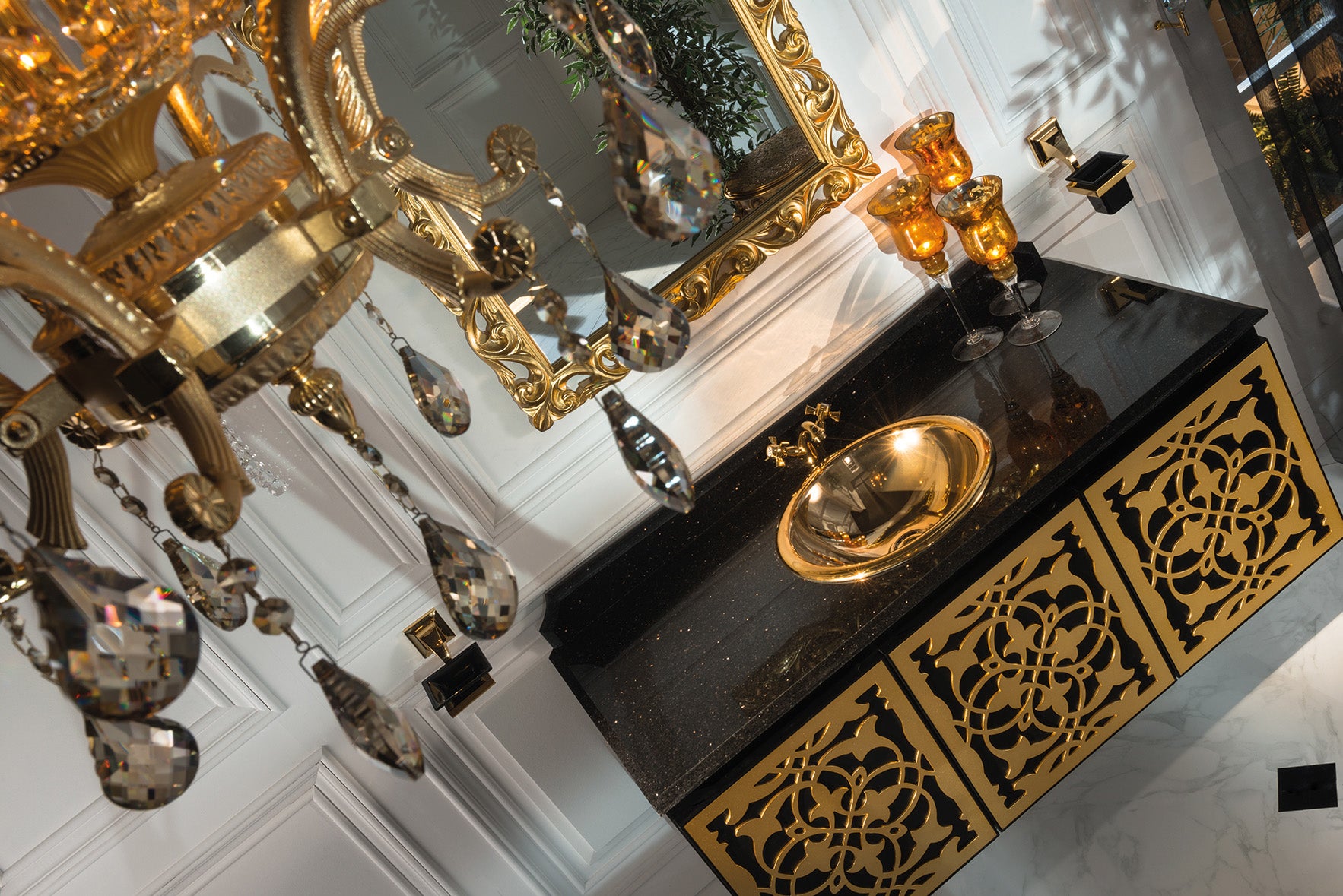 Anatolia Schwarz/Gold -  Extravaganter Waschtisch mit Unterschrank und einer bezaubernden Granit-Abschlussplatte. Passend zum royalen Spiegel, der goldene Waschbecken, der elegant in das Star Galaxy Granit eingelassen ist. Luxusbad? Tiamont. Jetzt Ihren persönlichen Online-Beratungstermin vereinbaren.
