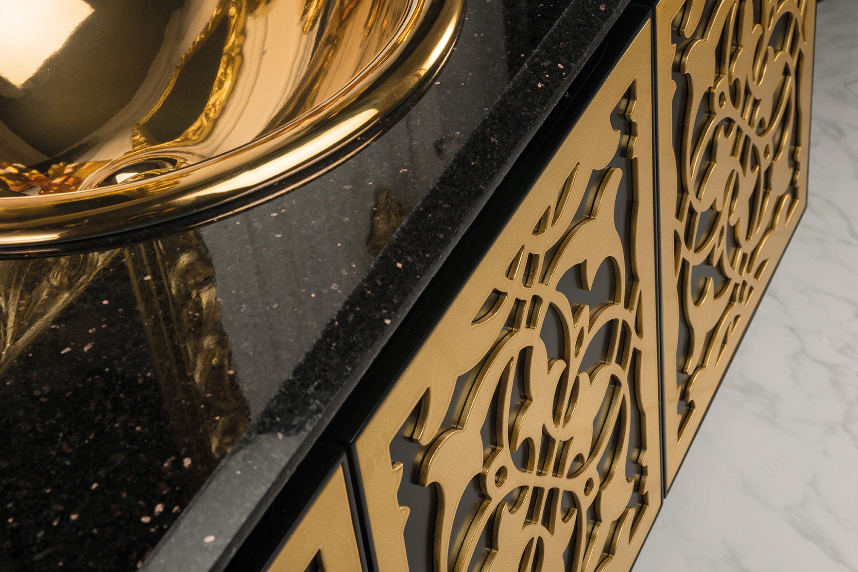 Anatolia Schwarz/Gold -  Extravaganter Waschtisch mit Unterschrank und einer bezaubernden Granit-Abschlussplatte. Passend zum royalen Spiegel, der goldene Waschbecken, der elegant in das Star Galaxy Granit eingelassen ist. Mit Details zum Verlieben. Luxusbad? Tiamont. Wir beraten Sie gerne. 