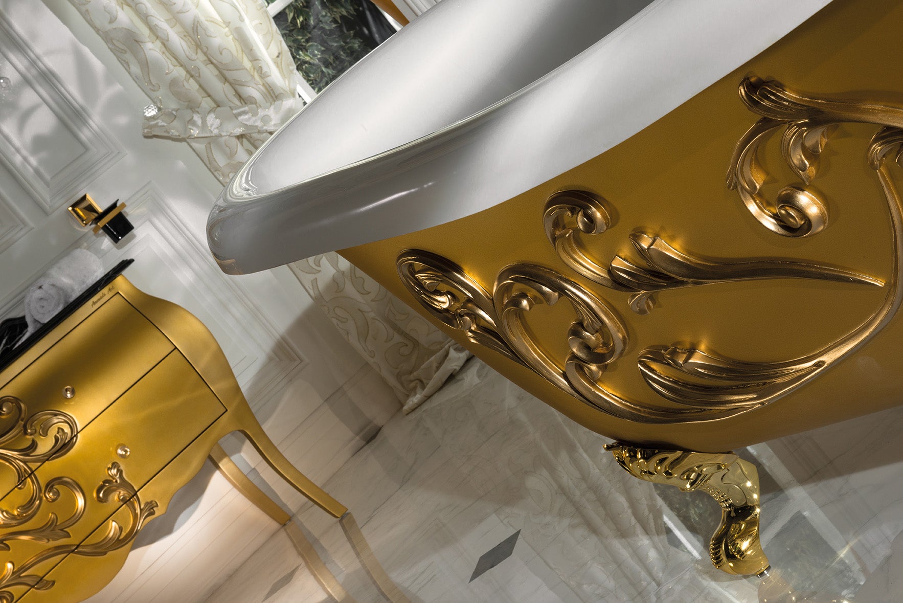 Das extravagante Badmöbelset Andante mit goldenem Waschtisch, schwarzer Marmorplatte und großem goldenem Spiegel ist jetzt exklusiv erhältlich bei Tiamont. Luxus Badezimmer mit dem gewissen Etwas finden Sie hier. 
