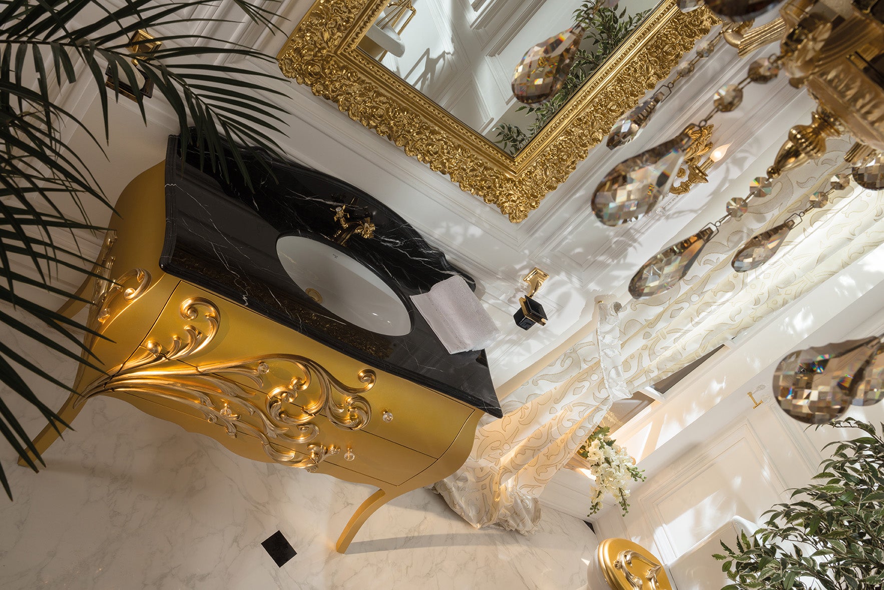 Das extravagante Badmöbelset Andante mit goldenem Waschtisch, schwarzer Toros Black Marmorplatte und großem goldenem Spiegel ist jetzt exklusiv erhältlich bei Tiamont. Luxus Badezimmer finden Sie hier. 

