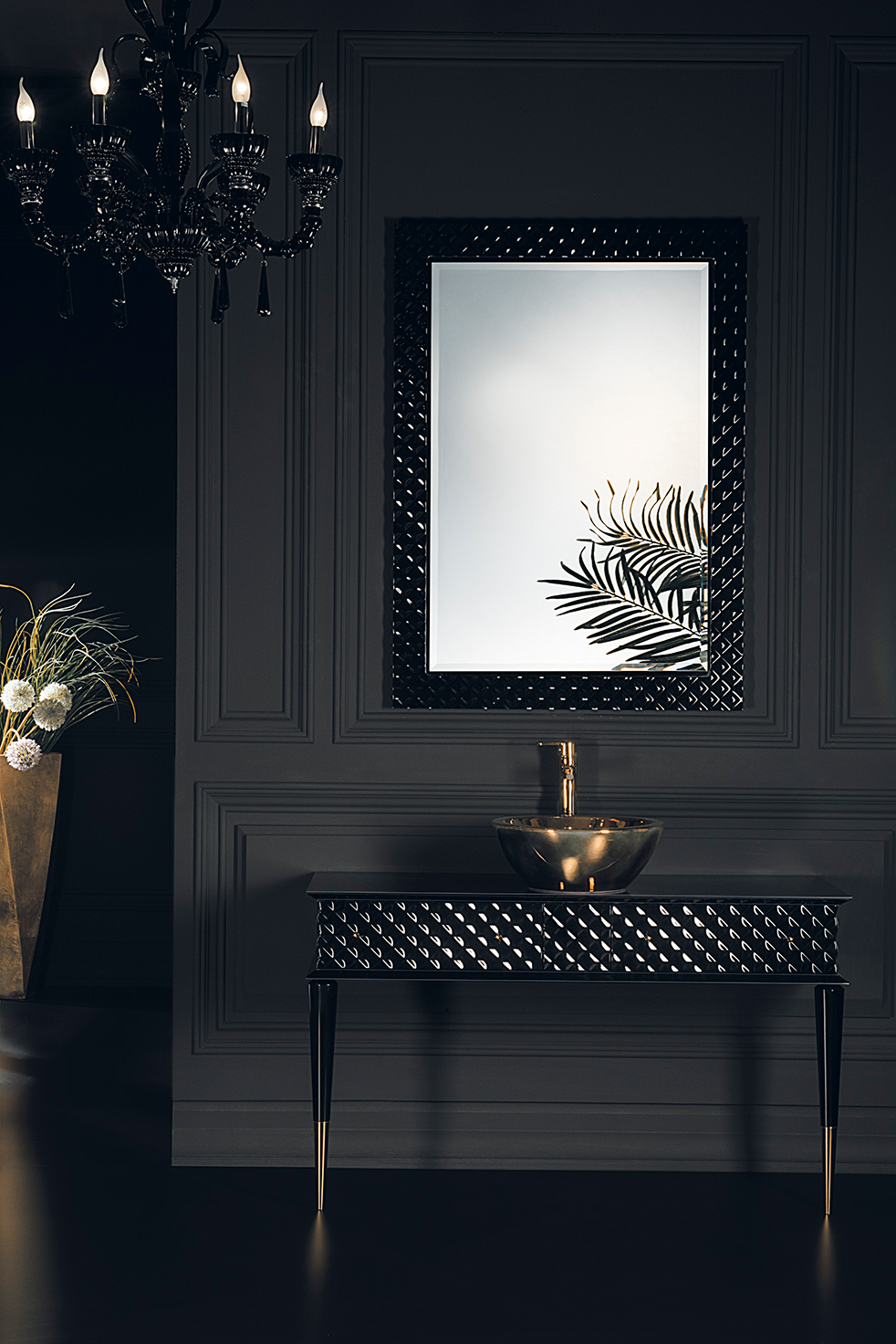 Ein exklusiver Blickfang ist das Badmöbelset Capitone mit schwarzem Waschbeckenunterschrank in der Farbausführung Schwarz/Gold mit goldenem Waschbecken und traumhaftem großen schwarzen Spiegel. Jetzt entdecken im Tiamont Shop. Ein ausgefallenes Badmöbelset in Schwarz.