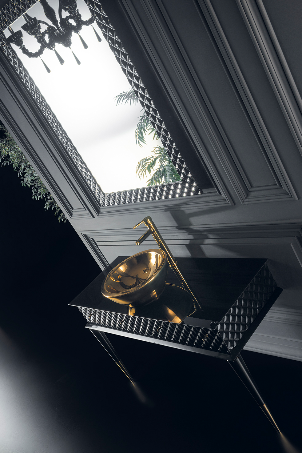 Ein exklusiver Blickfang ist das Badmöbelset Capitone in der Farbausführung Schwarz/Gold mit goldenem Waschbecken und traumhaftem großen schwarzen Spiegel. Wir bei Tiamont beraten Sie gerne.