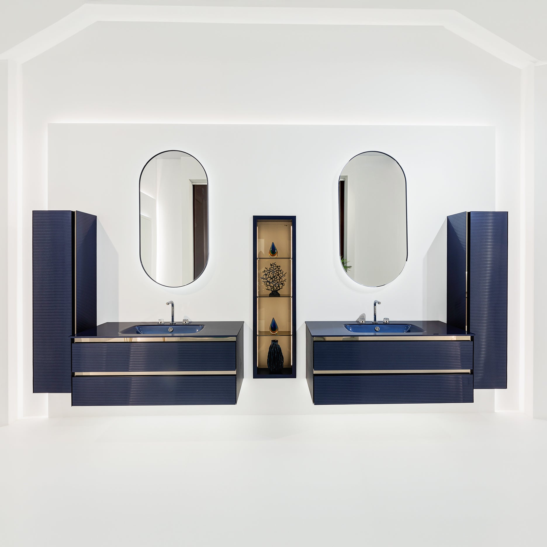 Elegantes Badmöbelset in Blau, mit Doppelwaschbecken, dem Waschtisch in Blau und modernem Spiegel. Modernes und hochwertiges Badmöbelset in Blau. Besuchen Sie unsere Badausstellung online bei Tiamont.