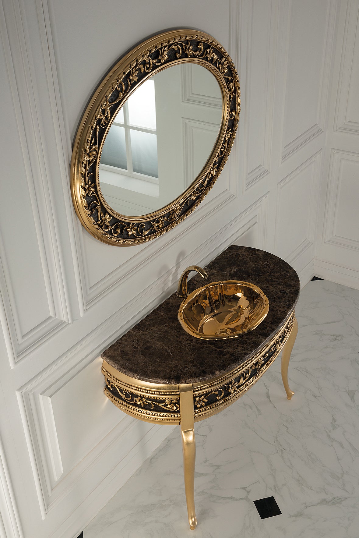 Classico - Ein extravagantes und ausgefallenes Badmöbelset mit Spiegel und künstlerischer Patina, goldenem Waschbecken, dem Waschtisch in Schwarz Gold und einer feinen Marmorplatte aus Emperador-Marmor. Gefertigt in Handarbeit - Das Luxus-Badmöbelset mit goldenem Waschbecken gibt es jetzt bei Tiamont.
