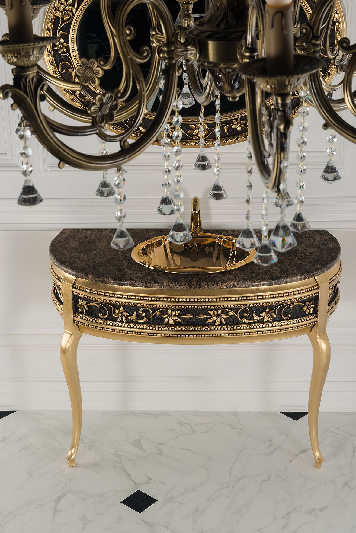 Classico - Ein extravagantes Badmöbelset mit Spiegel und künstlerischer Patina, goldenem Waschbecken, dem Waschtisch in Schwarz Gold und einer feinen Marmorplatte aus Emperador-Marmor. Das Luxus-Badmöbelset mit goldenem Waschbecken gibt es jetzt online bei Tiamont. Edle Badmöbel? Tiamont.
