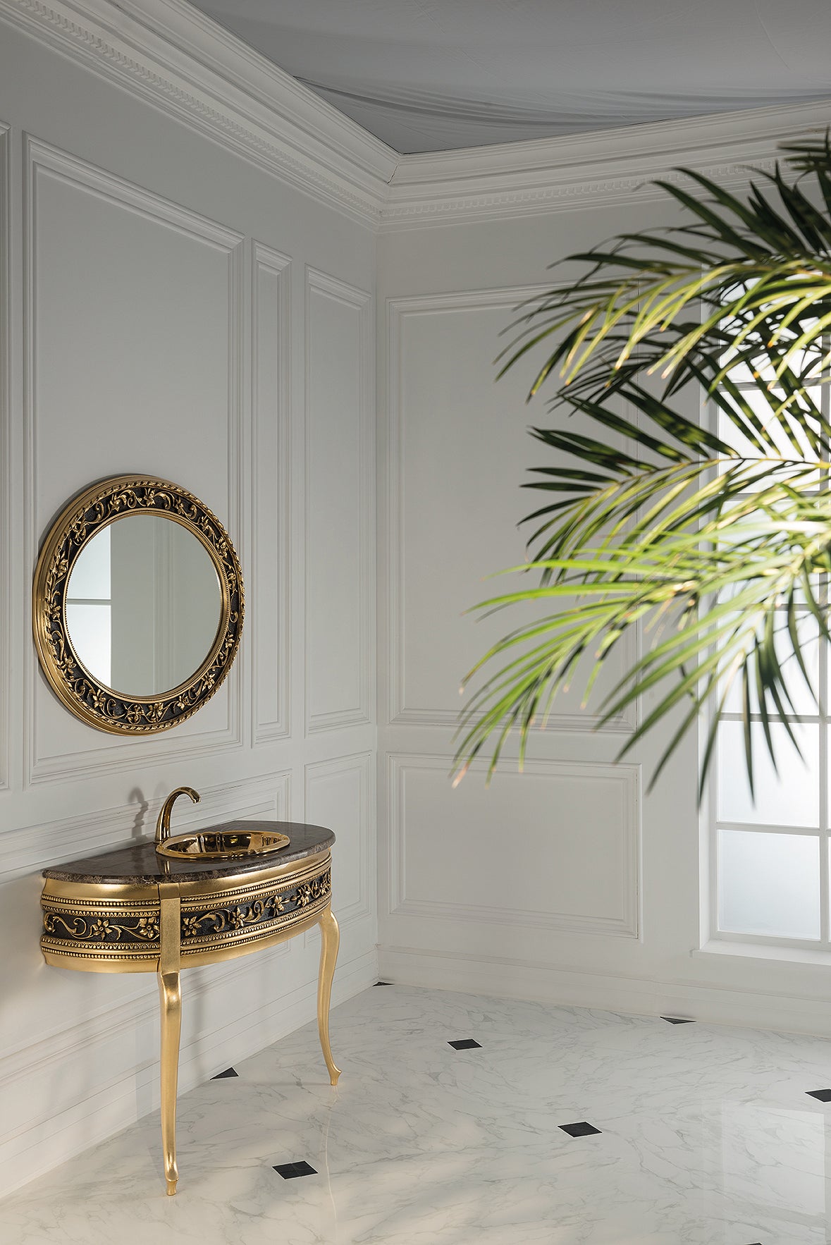 Classico - Ein extravagantes Badmöbelset mit Spiegel und künstlerischer Patina, goldenem Waschbecken, dem Waschtisch in Schwarz Gold und einer feinen Marmorplatte aus Emperador-Marmor. Das Luxus-Badmöbelset mit goldenem Waschbecken gibt es jetzt bei Tiamont.