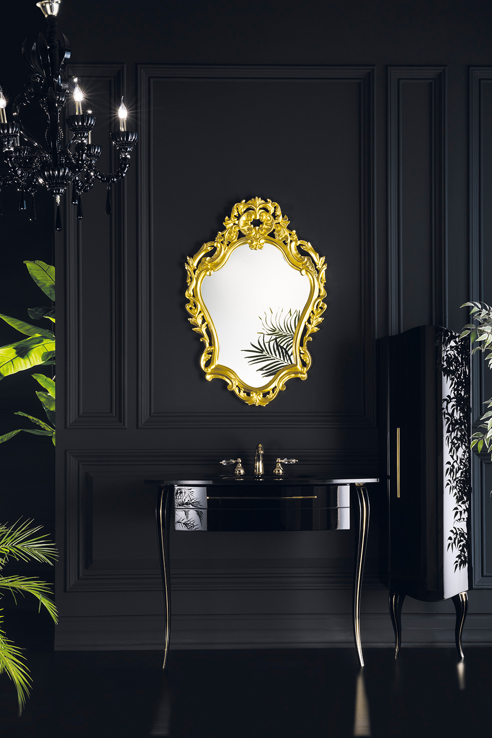 Cristallo: Ein exklusives Badmöbel Set mit schwarzem Waschbeckenunterschrank und schwarzem Waschbecken, einem außergewöhnlichen goldenen Spiegel und dem edlem Beischrank mit goldenen Verzierungen. Ein ausgefallenes Badmöbelset in Schwarz und Gold. Edle Badmöbel? Tiamont.  