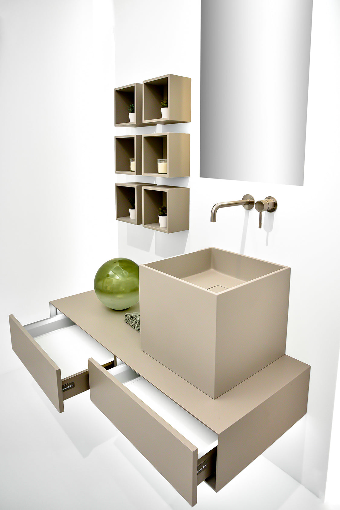 Deep - das Badmöbelset in Signature Beige mit Waschtisch, Waschbecken, hinterleuchtetem Spiegel und Wasserhahnarmatur von Bohéme
