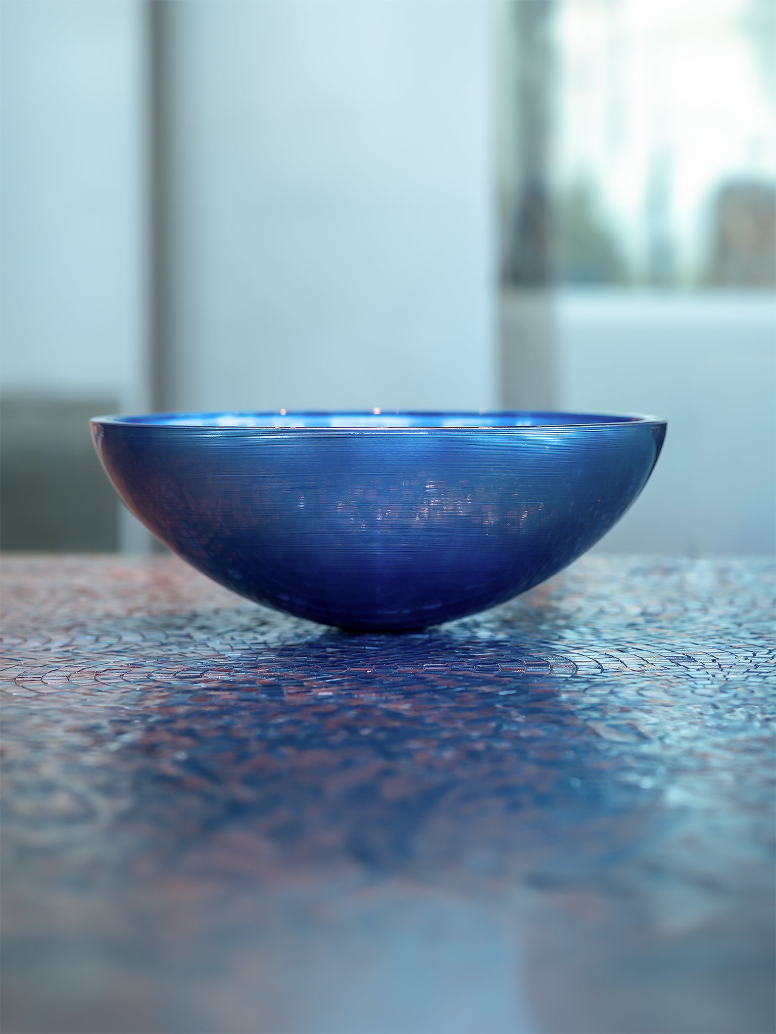 Aufsatzwaschbecken aus Glas, rund und in Blau. Ein perfektes Design-Waschbecken mit Rillentextur. Aus italienischer Handwerkskunst entsteht dieses funkelnde farbige Glaswaschbecken (40x40cm) und verleiht Ihrem Bad einen ganz besonderen Glanz. Jetzt im Tiamont Shop. 