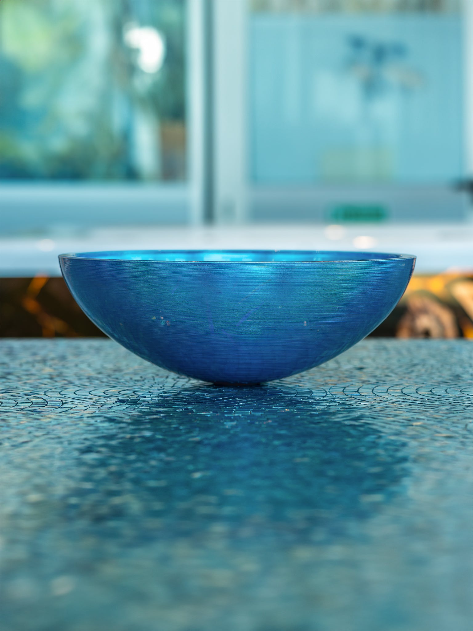 Aufsatzwaschbecken aus Glas, rund und in Türkis. Ein perfektes Design-Waschbecken mit Rillentextur. Aus italienischer Handwerkskunst entsteht dieses funkelnde Glaswaschbecken und verleiht Ihrem Bad einen ganz besonderen Glanz. Farbige Glaswaschbecken sind jetzt erhältlich im Tiamont Shop. 