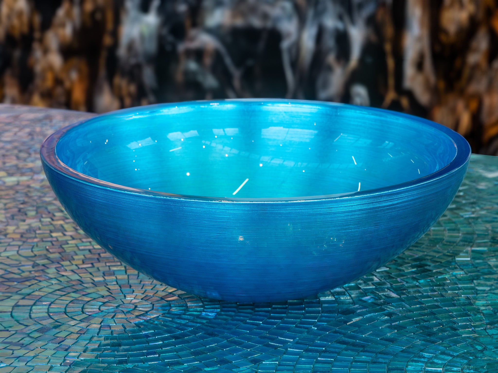 Ein Schmuckstück für Ihr Bad: Das Aufsatzwaschbecken "Doh" aus Glas, rund und in Türkis. Ein perfektes Design-Waschbecken mit feiner Rillentextur. Aus italienischer Handwerkskunst entsteht dieses funkelnde Glaswaschbecken. Auf Wunsch gibt es die passenden Mosaike als Untergrund. Farbige Glaswaschbecken sind jetzt erhältlich im Tiamont Shop. 