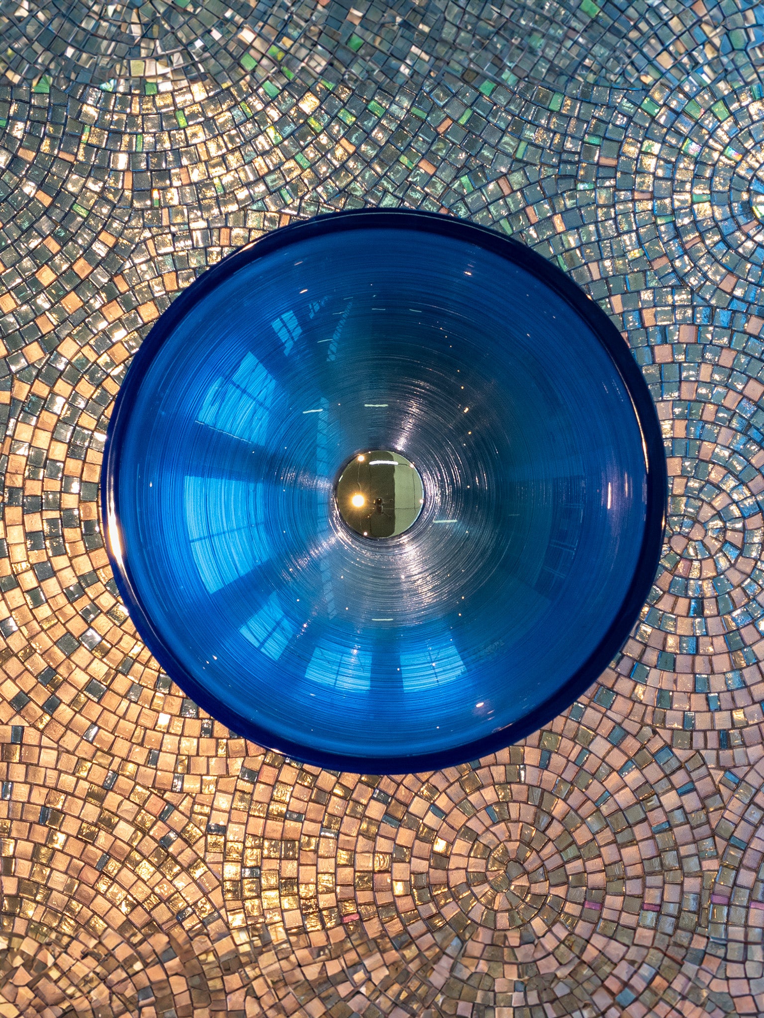 Aufsatzwaschbecken aus Glas, rund und in Blau. Ein perfektes Design-Waschbecken mit Rillentextur. Aus italienischer Handwerkskunst entsteht dieses funkelnde farbige Glaswaschbecken mit perfekt ergänzenden Mosaiken. Jetzt im Tiamont Shop. 