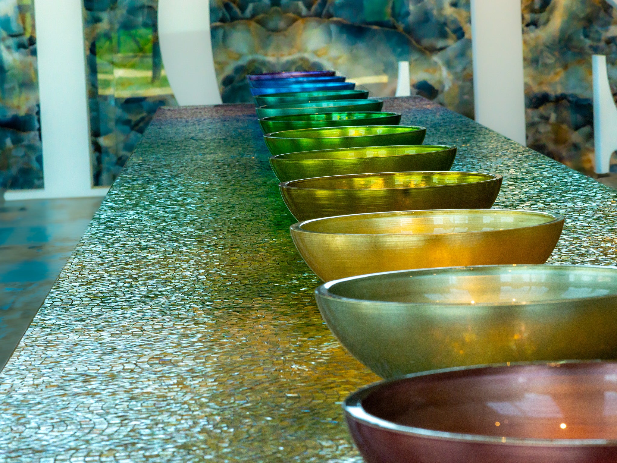 Aufsatzwaschbecken aus Glas, rund und in 6 exklusiven Farben. Das perfekte Design-Waschbecken mit feiner Rillentextur. Aus italienischer Handwerkskunst entstehen diese funkelnden farbigen Glaswaschbecken und verleihen Ihrem Bad einen ganz besonderen Glanz. Jetzt im Tiamont Shop. 