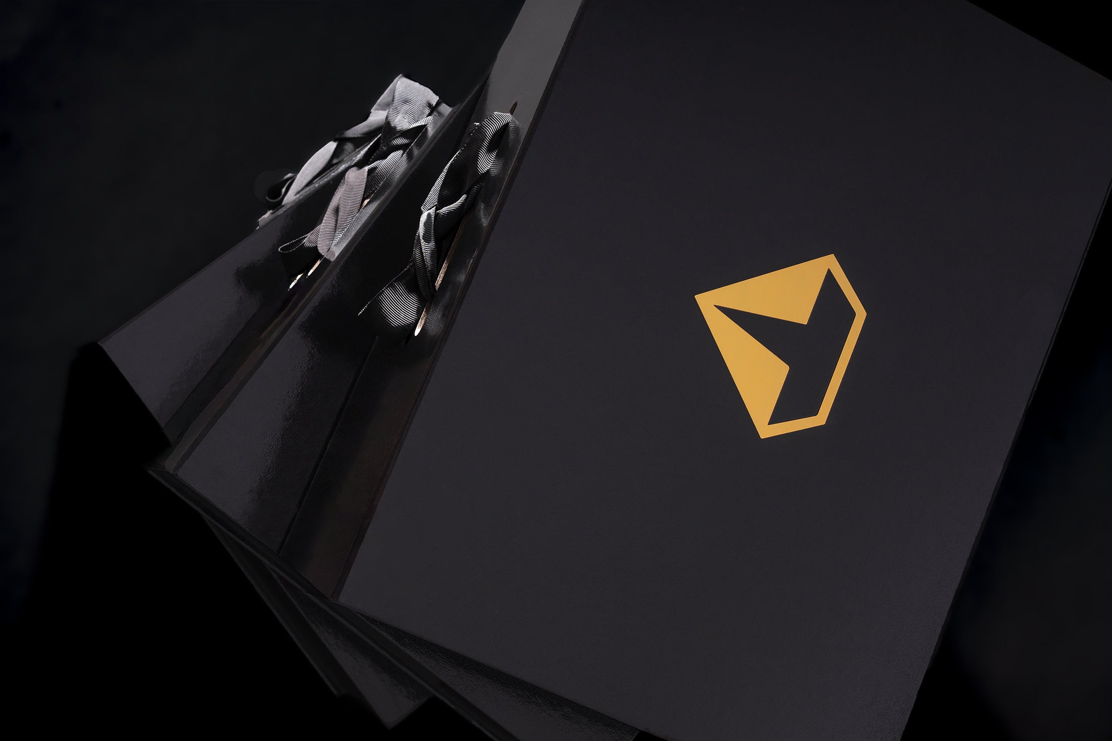 Edle Geschenkbox in Schwarz/Gold in der Tiamont Online Boutique für extravagante Design Badmöbel..