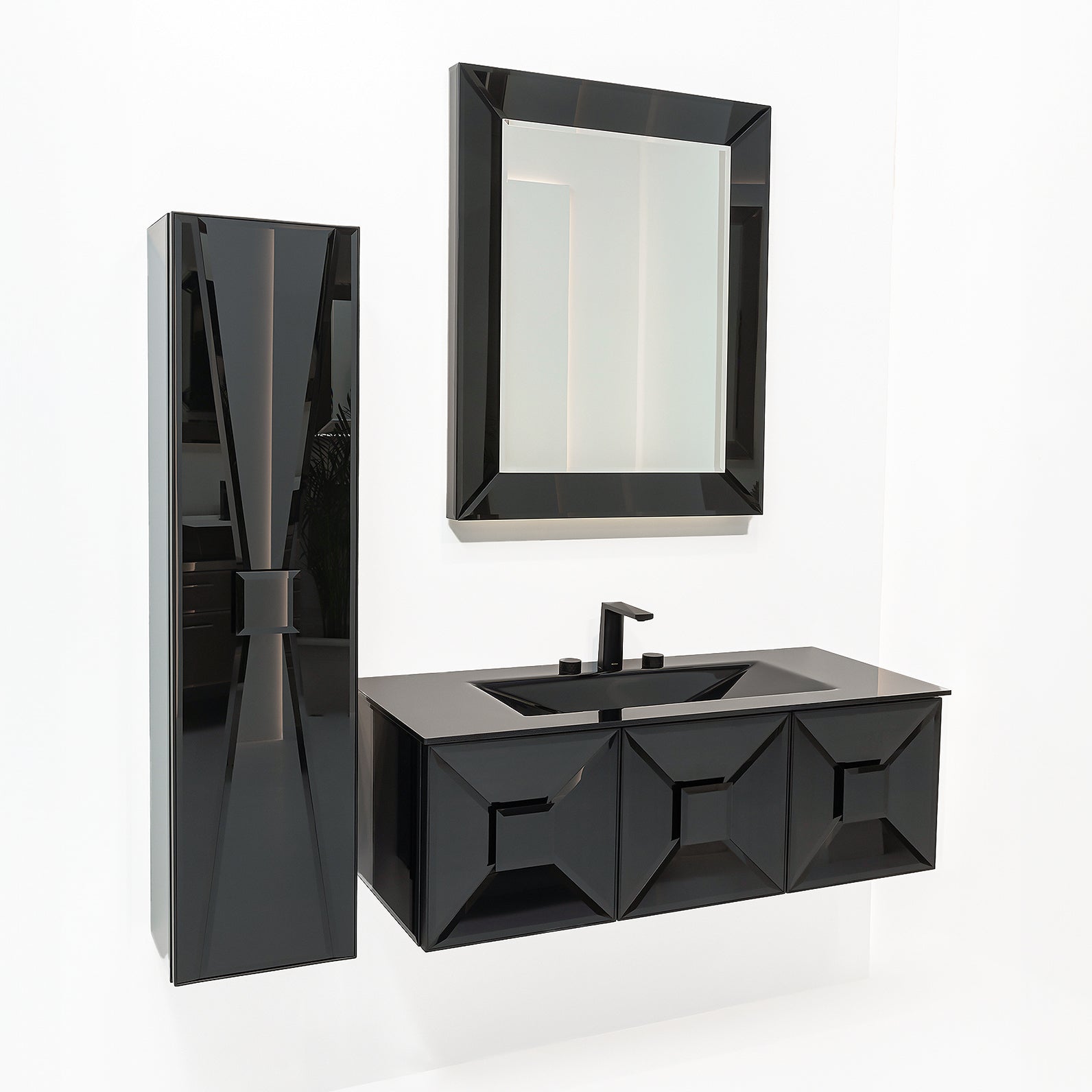 Der Design-Waschtisch mit Unterschrank in 120cm breite, mit elegantem Spiegel und Beischrank. Der perfekte Schwarze Waschbeckenunterschrank. Schwarzes hochglanz Badmöbel-Set, Waschbecken mit Unterschrank in Schwarz, Das Badmöbel Set in Schwarz, modern und hochwertig, Design-Wasserhahn, Beischrank in Schwarz, hochglanz. Edle Badmöbel? Tiamont.