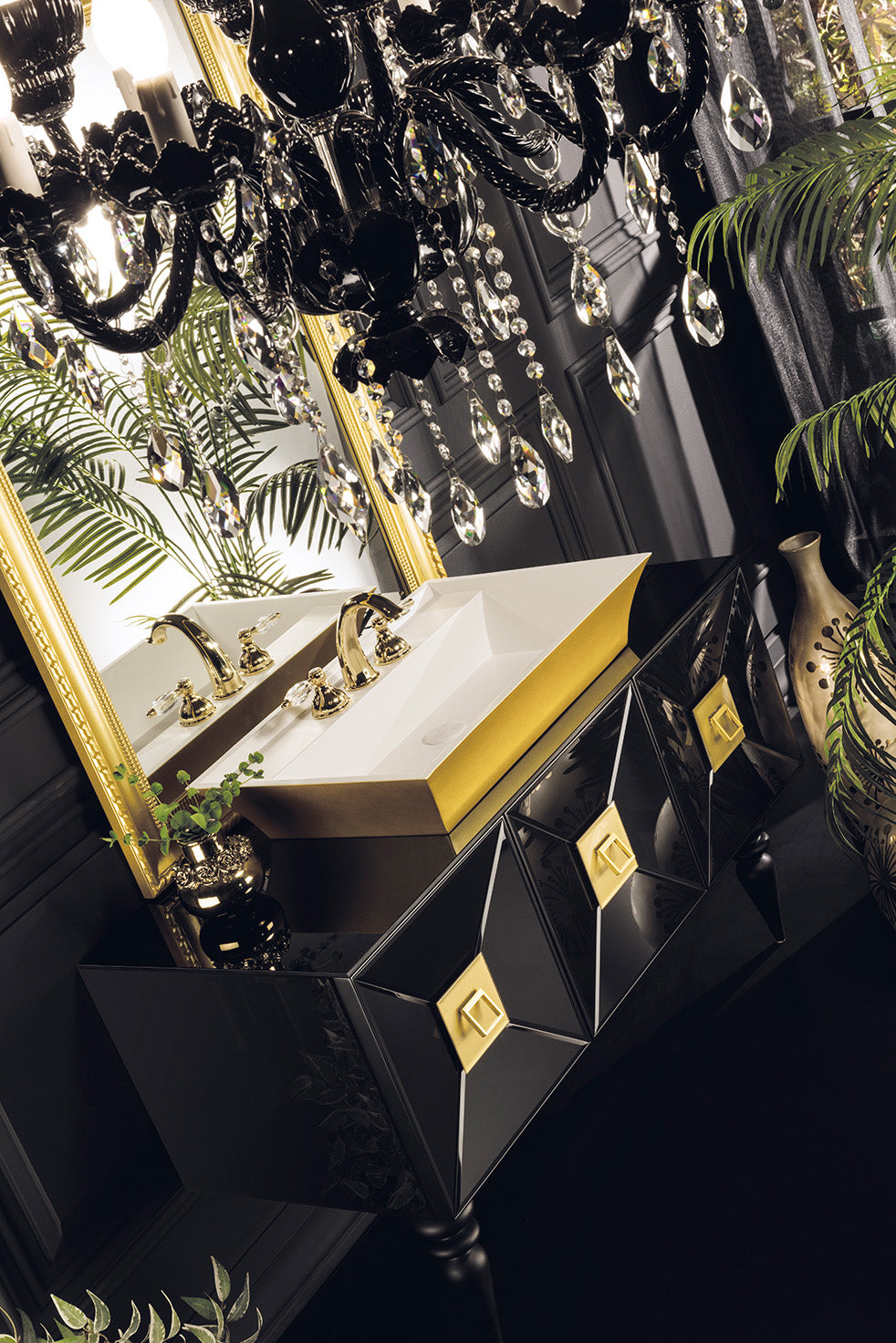 Das extravagante Badmöbelset Fiaba in der Ausfühung Schwarz Gold mit großem goldenen Spiegel, goldenem Waschbecken und schwarzem Waschbeckenunterschrank in 120cm Breite. Ein ausgefallenes Badmöbelset in Schwarz und Gold. Dieses exklusive Designer-Stück ist ab sofort erhältlich im Tiamont Shop.
