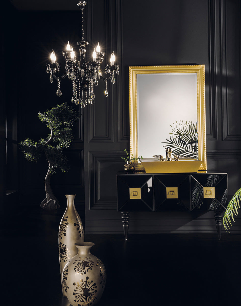 Das extravagante Badmöbelset Fiaba in der Ausfühung Schwarz Gold mit großem goldenen Spiegel, goldenem Waschbecken und schwarzem Waschtisch in 120cm Breite. Dieses exklusive Designer-Stück ist ab sofort erhältlich im Tiamont Shop. Wir beraten Sie gerne!