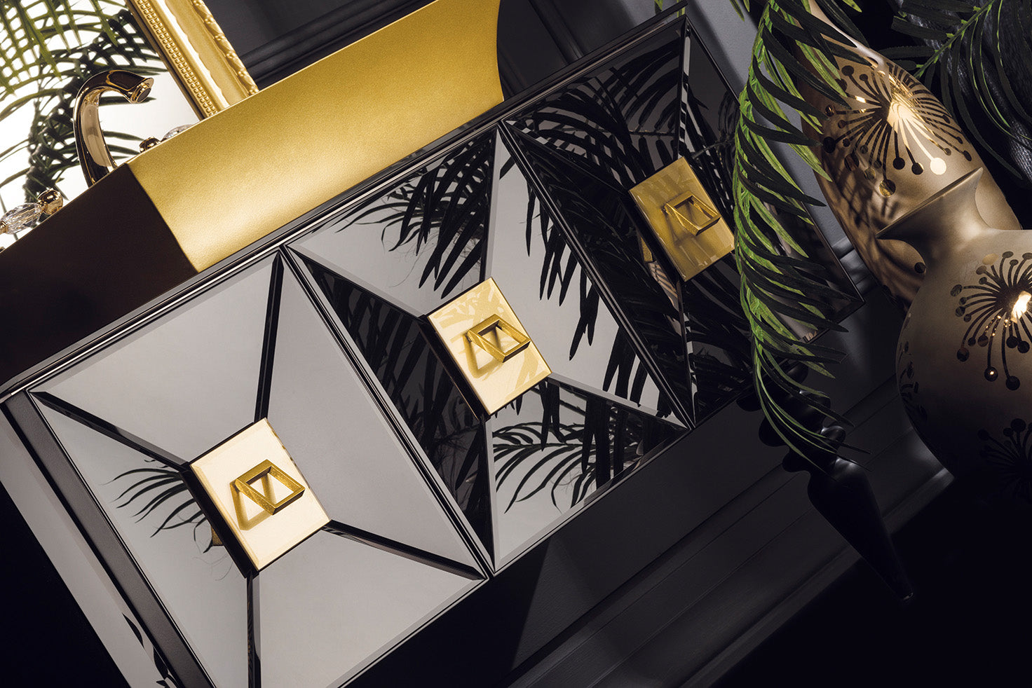 Das extravagante Badmöbelset Fiaba in der Ausfühung Schwarz Gold mit großem goldenen Spiegel, goldenem Waschbecken und schwarzem Waschtisch in 120cm Breite. Dieses exklusive Designer-Stück ist ab sofort erhältlich im Tiamont Shop. Traumhafte Badmöbelsets finden Sie hier. 

