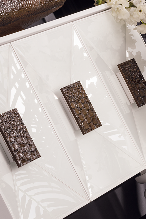 Design Waschtisch-Unterschrank, hochglanz Schwarz, schwarzer Beischrank. Luxus Badmöbel Set kaufen, bestellen, tiamont, online shop, schwarze badmöbel,  Deutschland, Waschtisch 120 cm mit Unterschrank, Waschbecken mit Unterschrank Schwarz, Schwarz Waschtisch, Badmöbel Set Schwarz, Design Waschtisch, Badmöbel Design, Luxus Badmöbel Set, Extravagante Badmöbel, Luxus Badmöbel, Badmöbel Extravagant. Der perfekte Schwarze Waschbeckenunterschrank. Badmöbel Weiß Braun, Braun