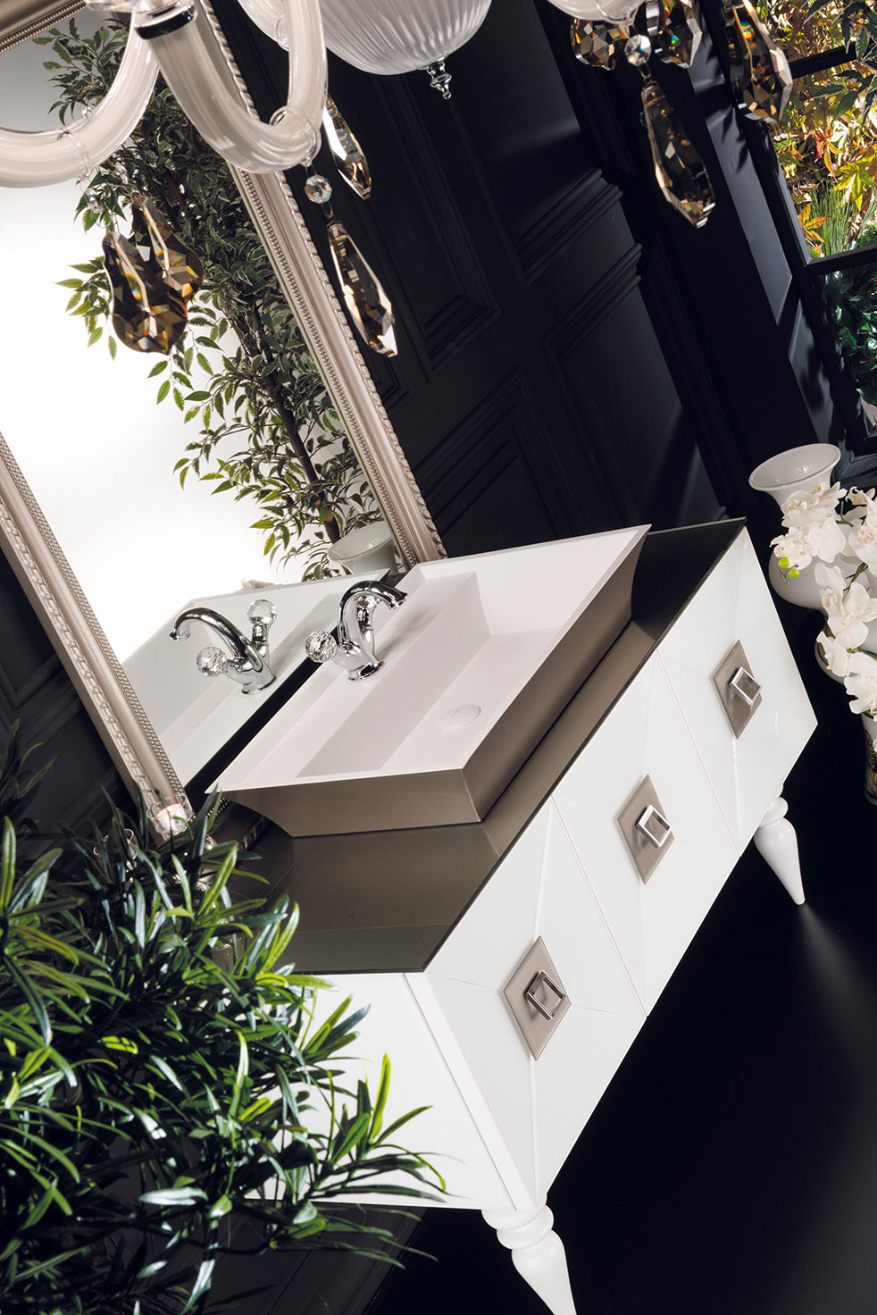 Traumhaftes weißes Badmöbel-Set FIABA. Der luxuriöse Waschtisch in 120 cm Breite oder auch größer oder kleiner. Mit Designer-Aufsatzwaschbecken und großem Badspiegel. Ein ausgefallenes Badmöbelset in Weiß mit grauer Waschtischplatte. Edle Badmöbel? Tiamont.