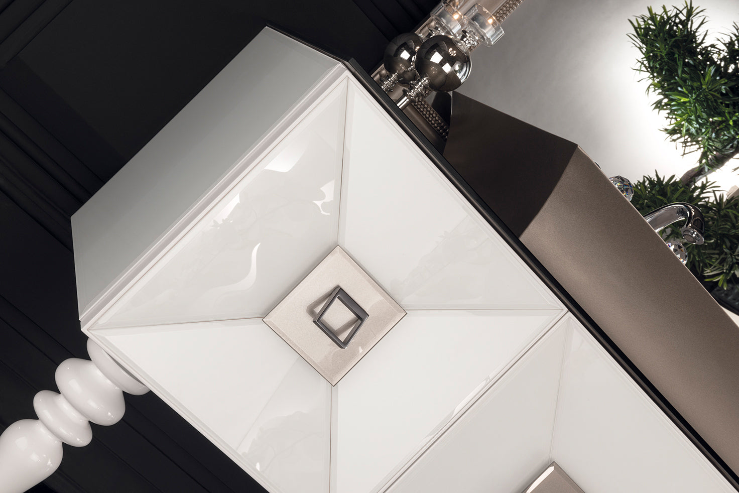Fiaba Badmöbelset in der Ausführung Weiß/Grau mit luxuriösem Waschtisch in 120 cm Breite, Unterschrank, Designer-Aufsatzwaschbecken und großen Badspiegel. Exklusiv erhältlich bei Tiamont. Jetzt unverbindlich beraten lassen. 