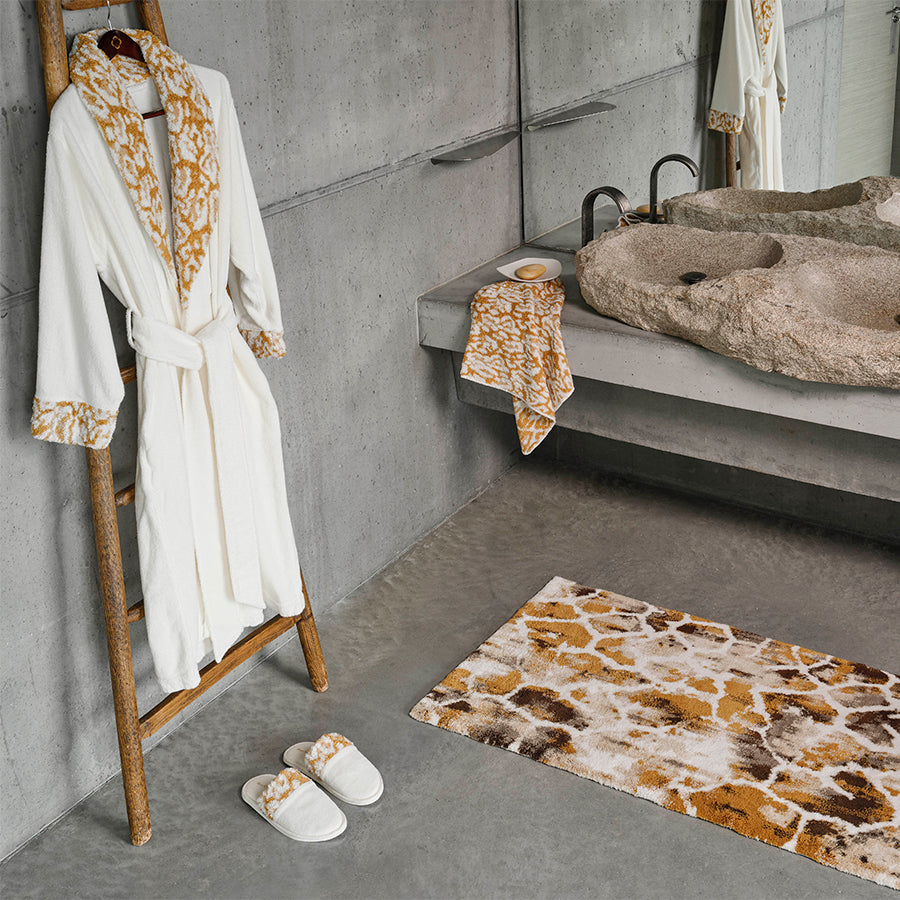 Premium Bademantel für Damen und Herren aus ägyptischer Giza Baumwolle in Weiß/Gold. Jetzt erhältlich in der Tiamont Online Boutique für edle Badmöbel.