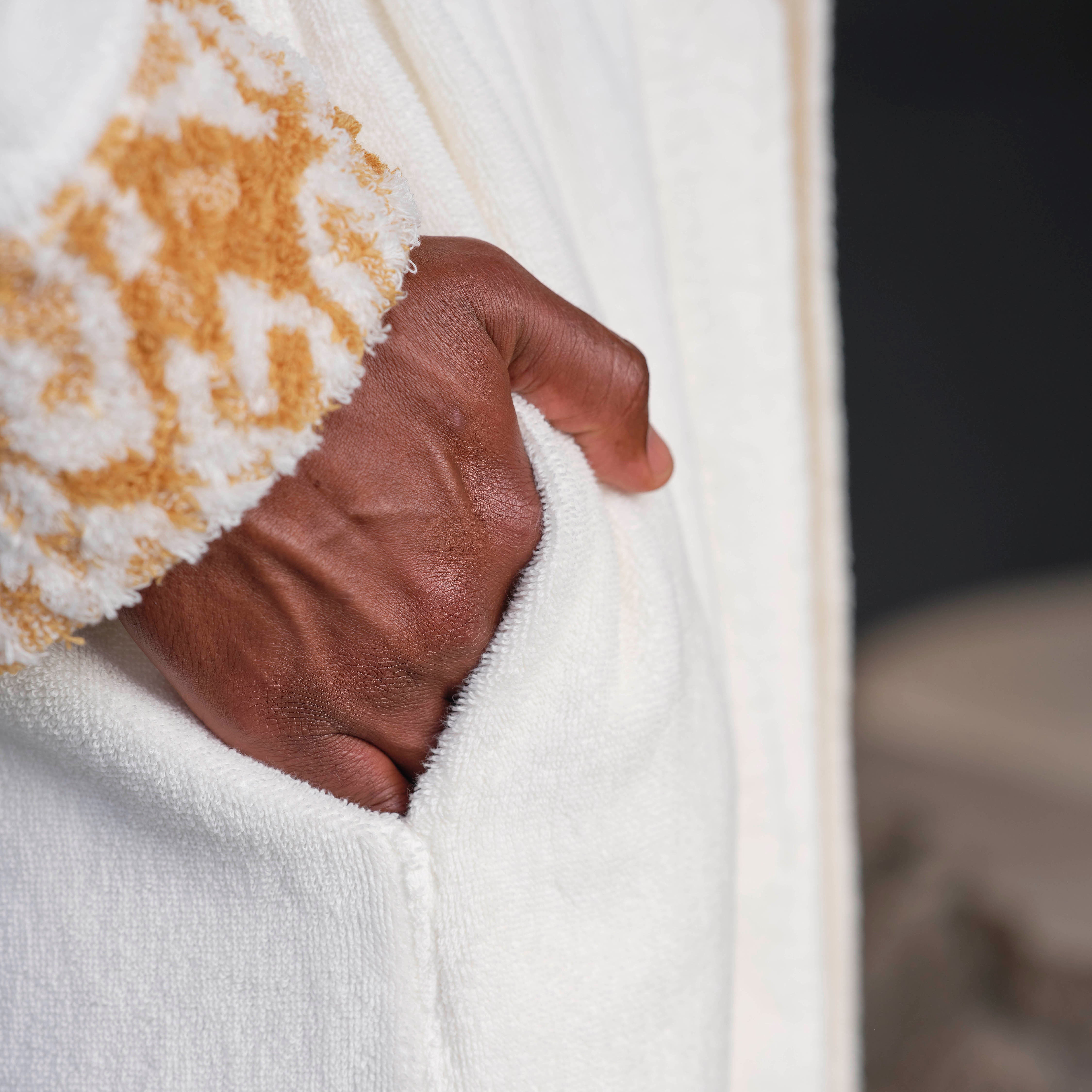 Premium Bademantel für Herren aus ägyptischer Giza Baumwolle in Beige/Gold (Baumwolldetails). Jetzt erhältlich in der Tiamont Online Boutique für edle Badmöbel.