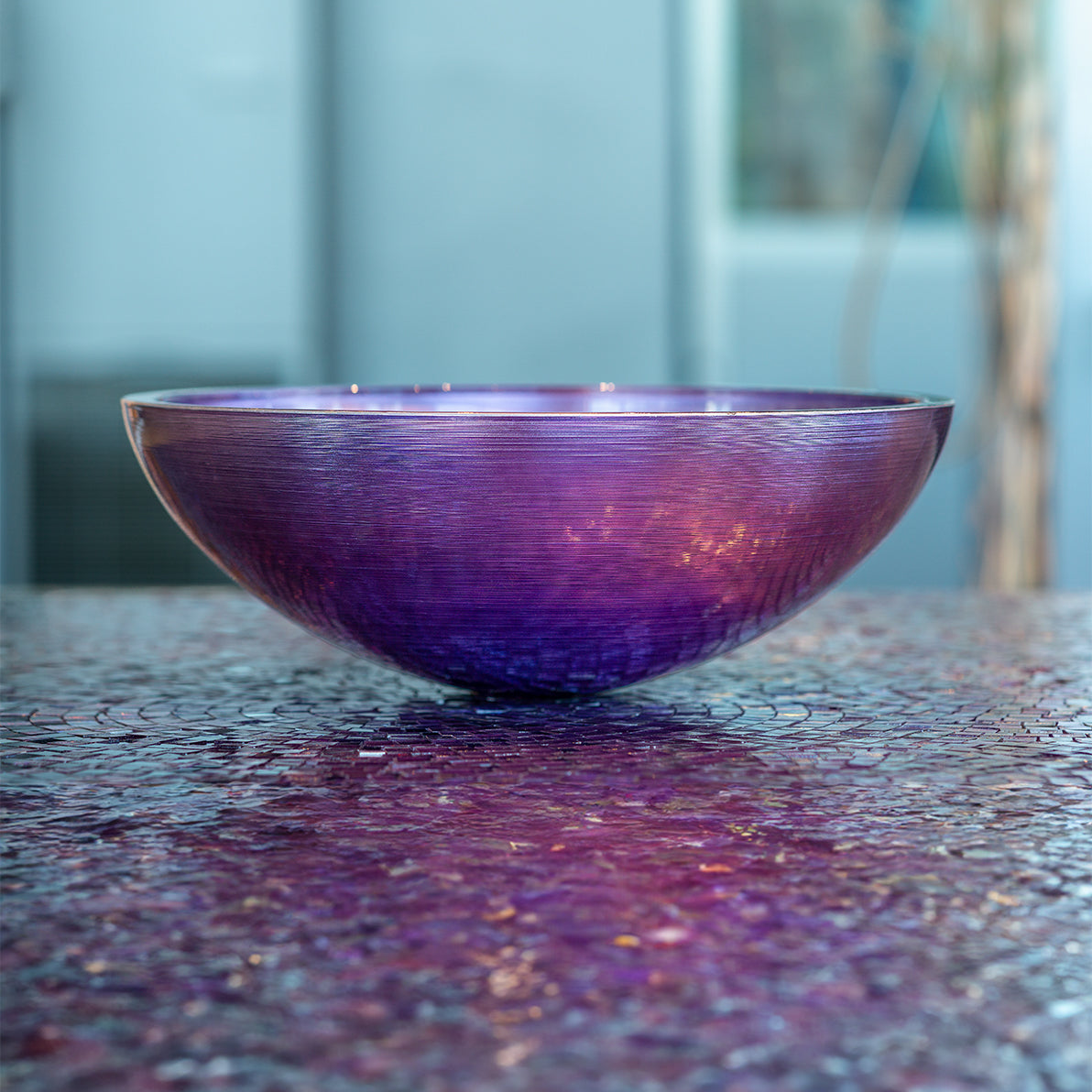 Rundes premium Glaswaschbecken in Lila. Geriffelte Innenveredlung, italienische Handwerkskunst von Sicis, erhältlich in der Tiamont Online Boutique für edle Badmöbel.