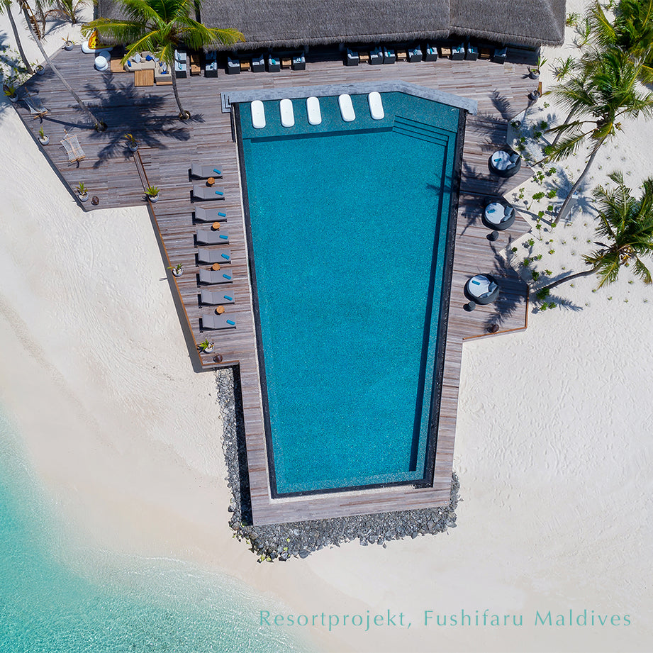 Litokol Referenzprojekt Fushifaru Maldives mit Hauptpool und angrenzendem Pooldeck aus der Vogelperspektive.