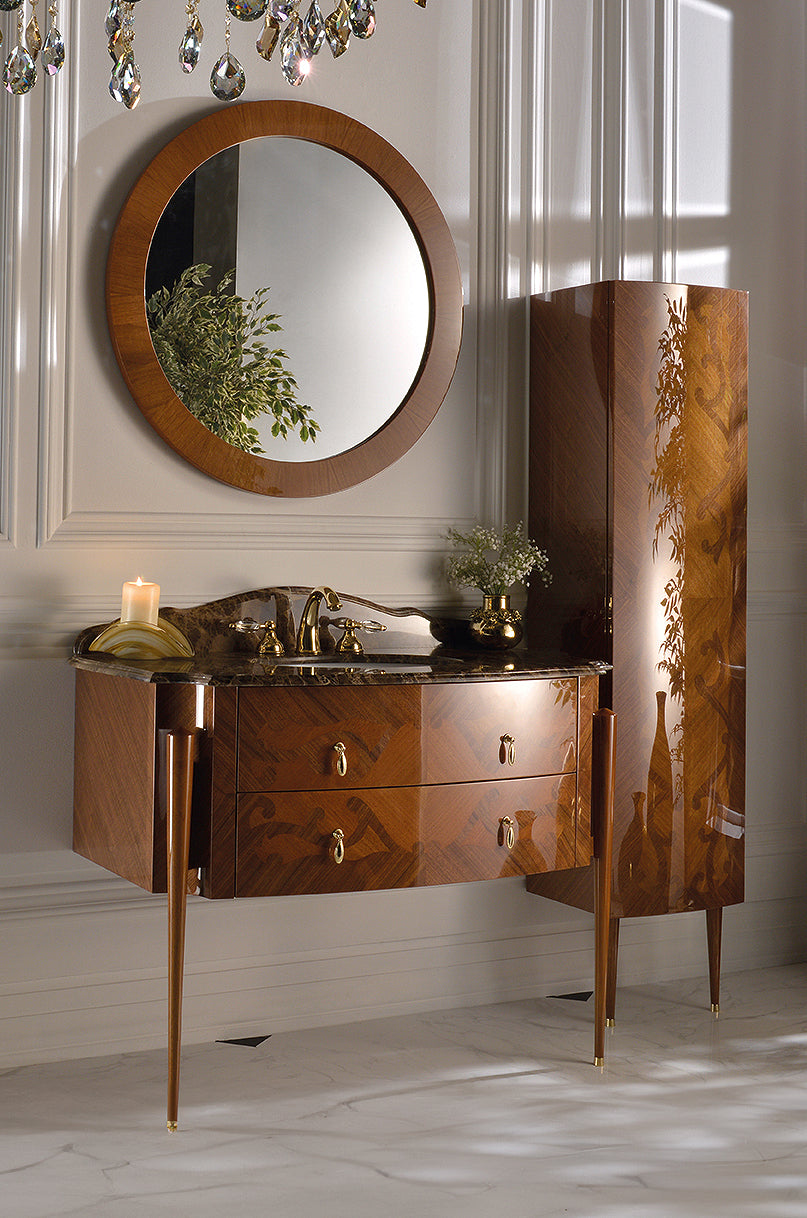 Extravagantes und ausgefallenes Badmöbelset aus Nussbaum mit Waschbecken und einer Emperador-Marmorplatte. Dazu der passende Beischrank und Spiegel aus Wallnussholz. Ein ausgefallenes Badmöbelset. Eleganz pur bei Tiamont. Wir beraten Sie gerne. 