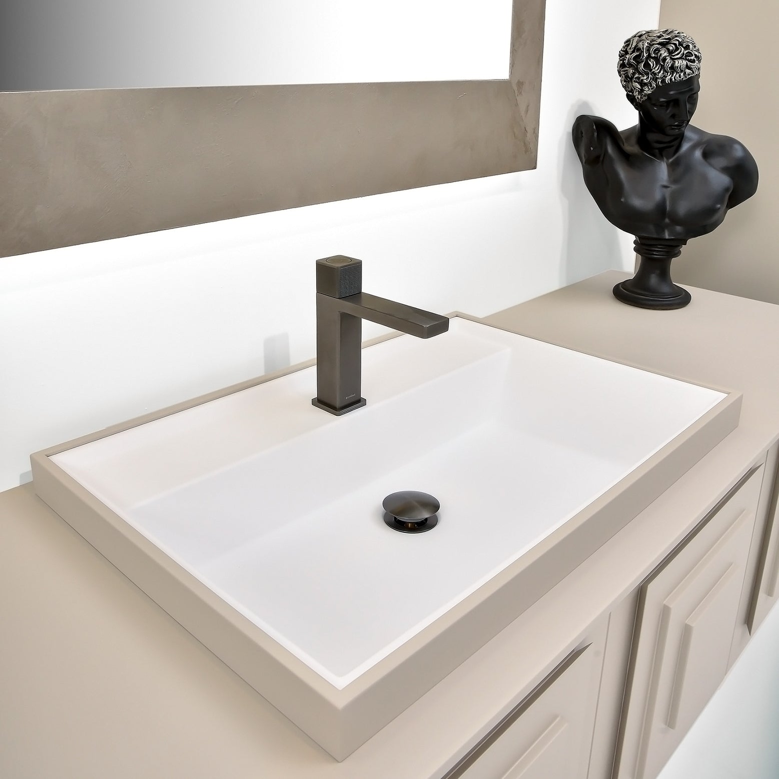 Ein Traumhaftes Badmöbelset in Beige, modern und hochwertig, mit Design-Waschbecken, erhältlich im Tiamont Shop. Entdecken Sie auch moderne Waschbecken mit Unterschrank in Beige. 