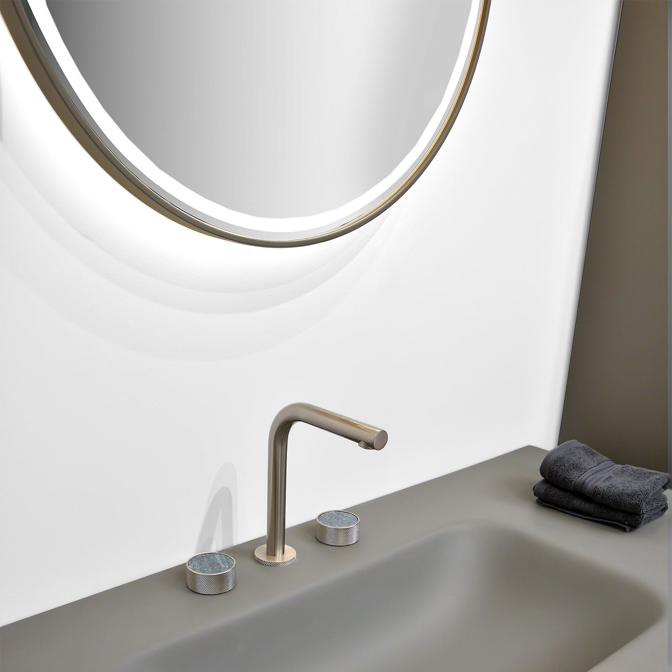 Das hochwertige Designer-Badmöbel-Set OVALE-S in Anthrazit mit nahtlos integriertem Waschbecken, ovalem LED-Spiegel und hohem Seitenschrank bildet ein stilvolles Ensemble in Ihrem modernen Bad. Exklusiv bei Tiamont – jetzt kostenfreie Beratung anfragen!