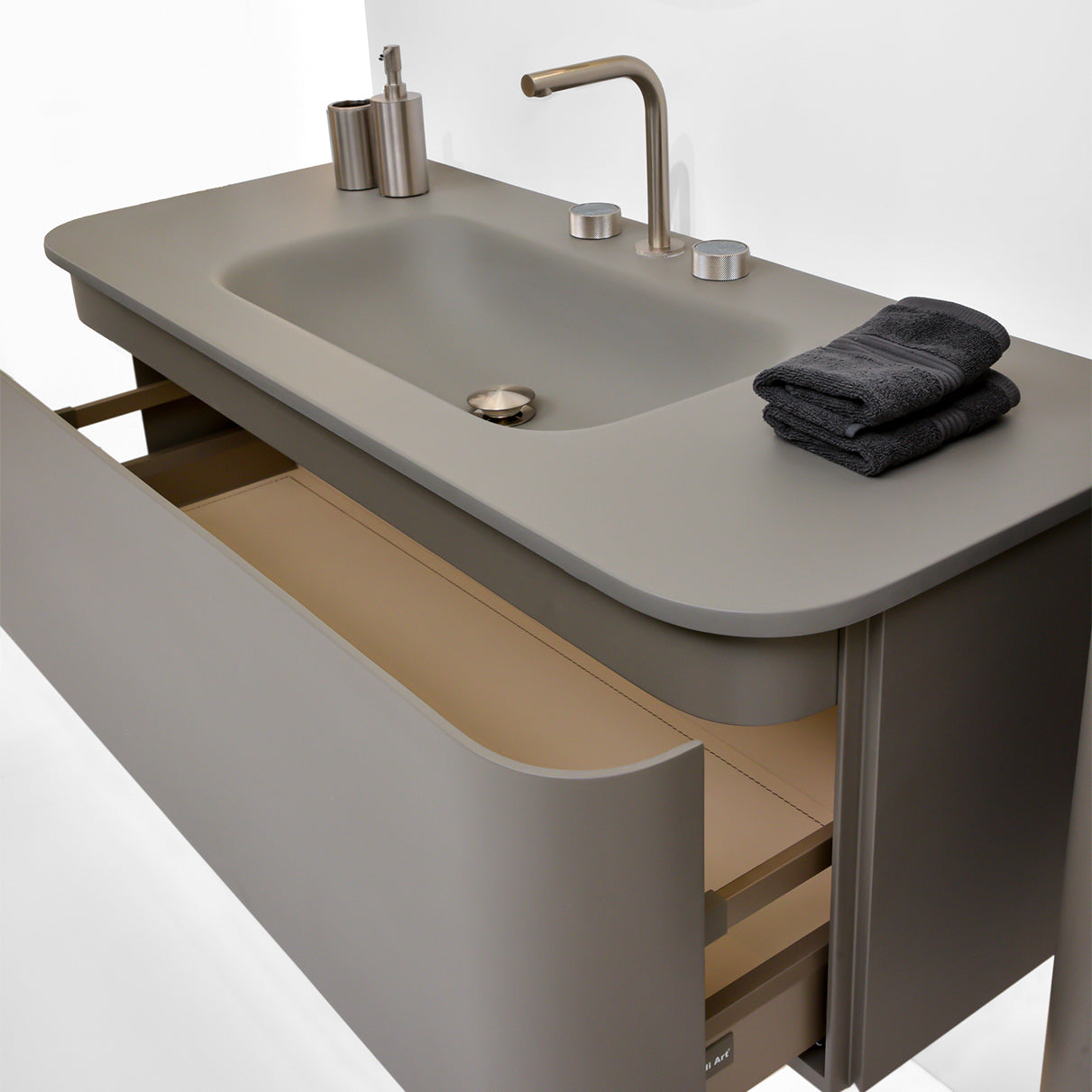 Das hochwertige Designer-Badmöbel-Set OVALE-S in Anthrazit mit nahtlos integriertem Waschbecken, ovalem LED-Spiegel und hohem Seitenschrank bildet ein stilvolles Ensemble in Ihrem modernen Bad. Exklusiv bei Tiamont – jetzt kostenfreie Beratung nutzen!