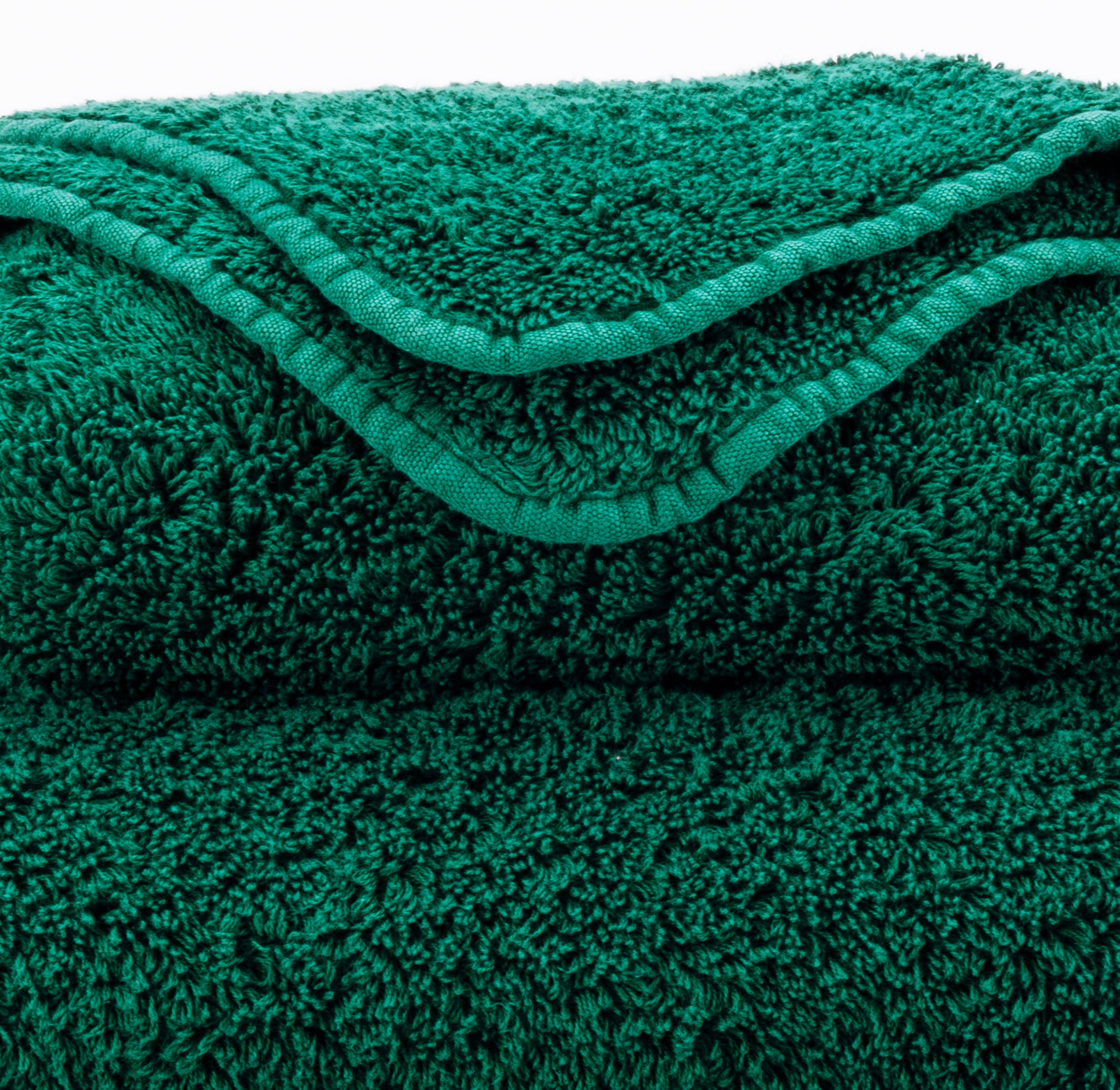 Premium-Handtuch-Set aus feinster Giza 70 Baumwolle in Smaragd – luxuriöses Badtextil von Tiamont, passend zu edlen Badmöbeln und stilvollen Interieurs.