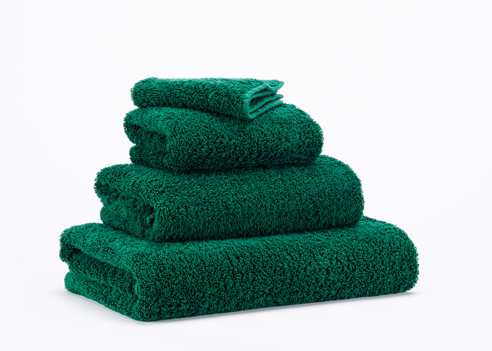 Premium-Handtuch-Set aus feinster Giza 70 Baumwolle in Smaragd – luxuriöses Badtextil von Tiamont, passend zu edlen Badmöbeln und stilvollen Interieurs.