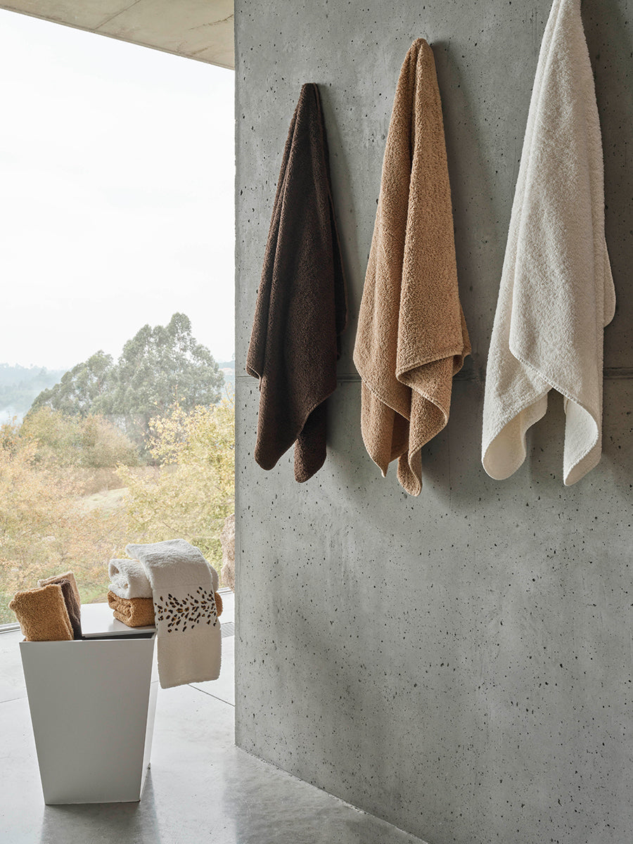 Premium-Handtuch-Set aus Giza 70 Baumwoll-Faden in Grau, Beige, Kashmir, Haselnuss, kombiniert mit edlen Badmöbeln von Tiamont.